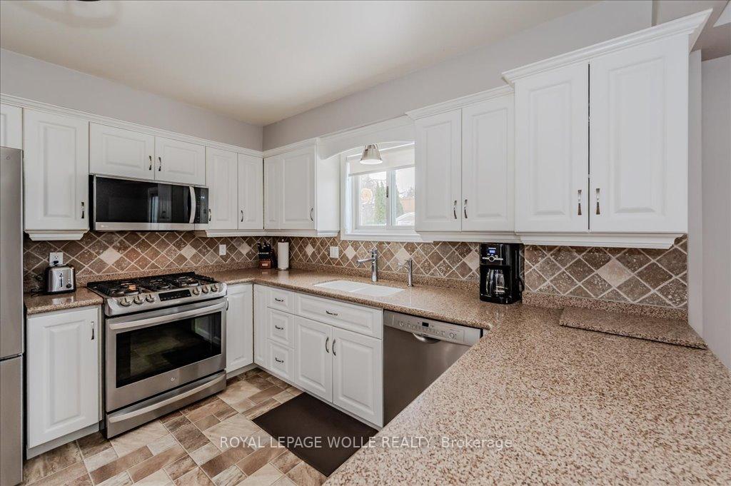 Photo 8 of 72 Old Huron Court, Kitchener — HOMEH