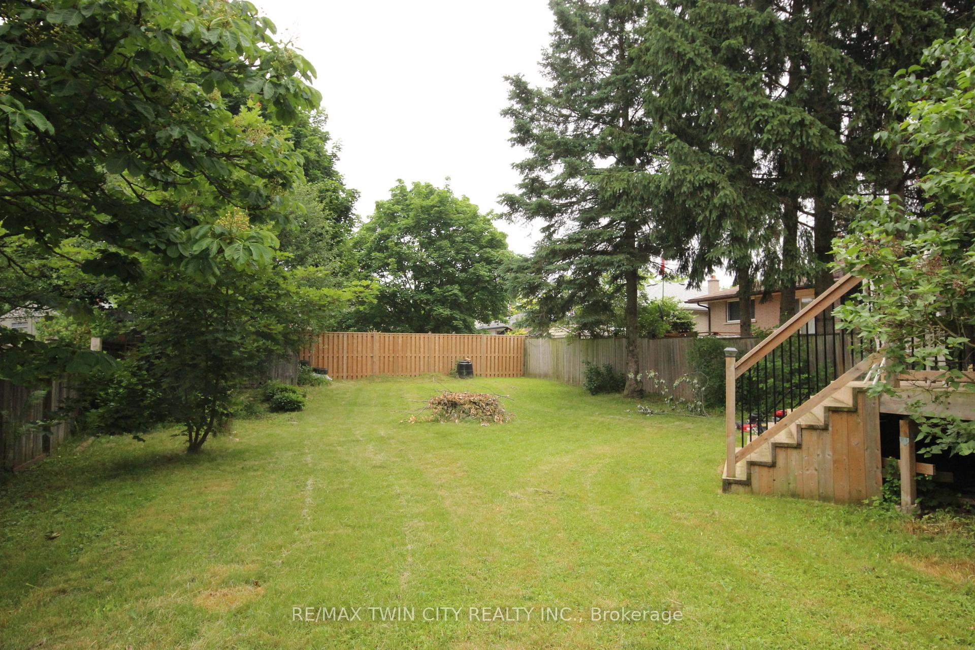 Photo 2 of 8 Inadale Court, Kitchener — HOMEH