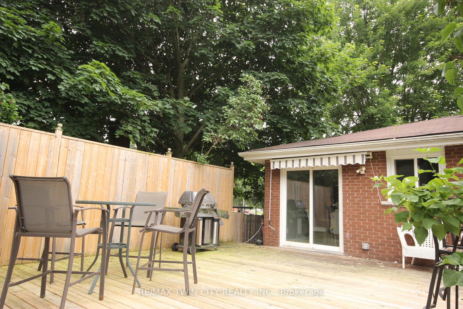 Photo 4 of 8 Inadale Court, Kitchener — HOMEH