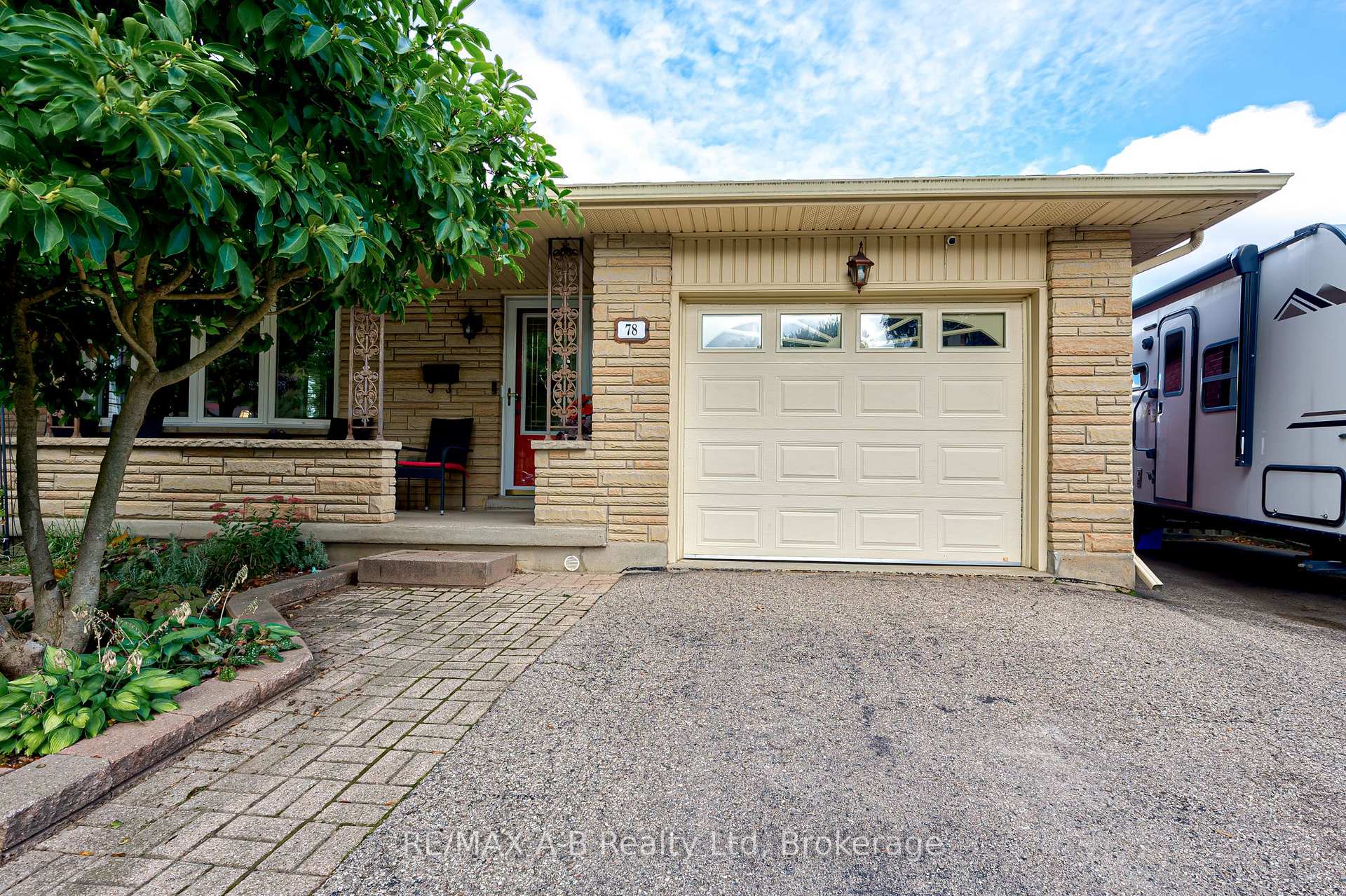 Photo 2 of 78 Coach Hill Drive, Kitchener — HOMEH
