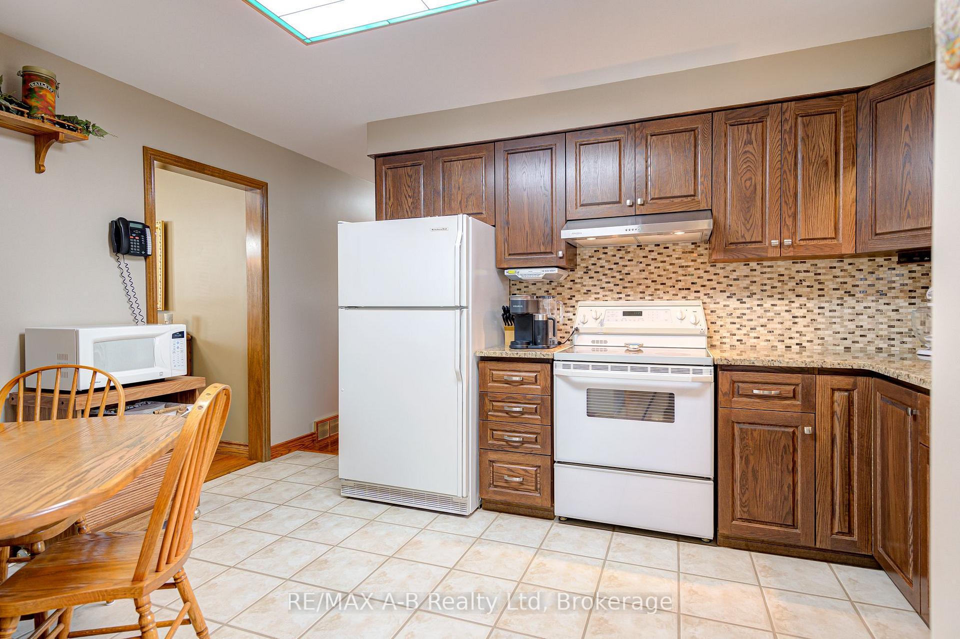Photo 10 of 78 Coach Hill Drive, Kitchener — HOMEH