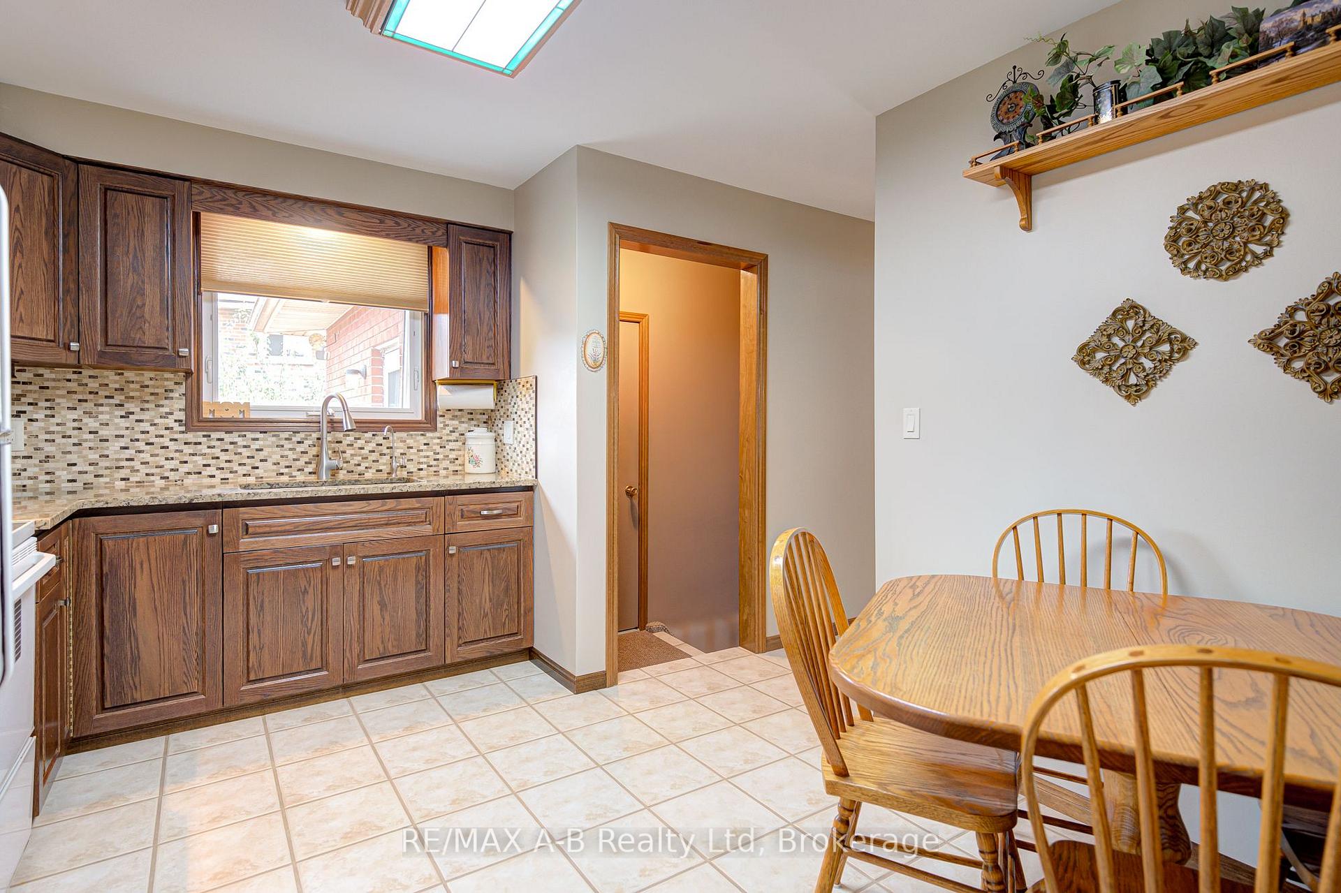 Photo 11 of 78 Coach Hill Drive, Kitchener — HOMEH