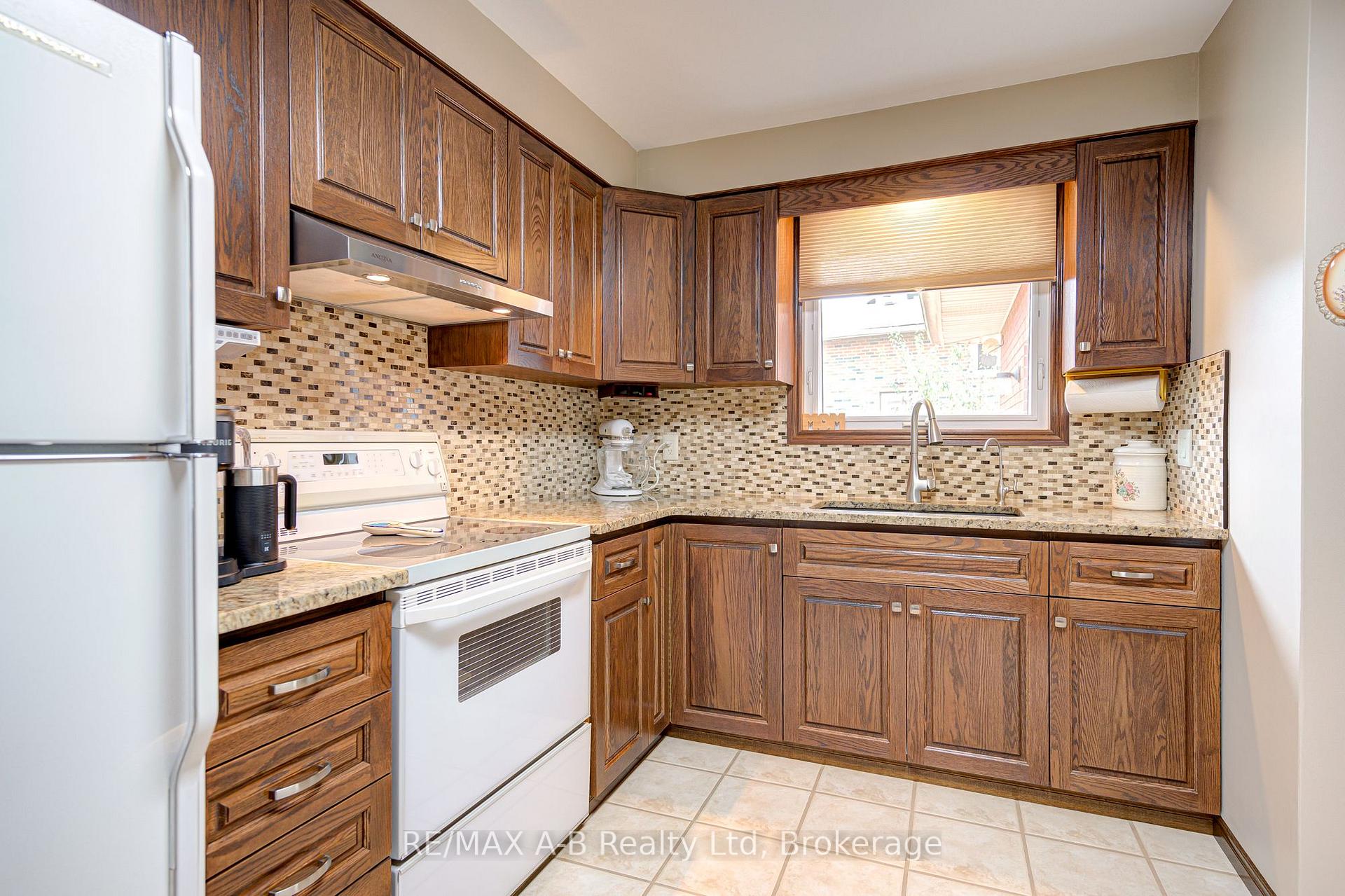 Photo 12 of 78 Coach Hill Drive, Kitchener — HOMEH
