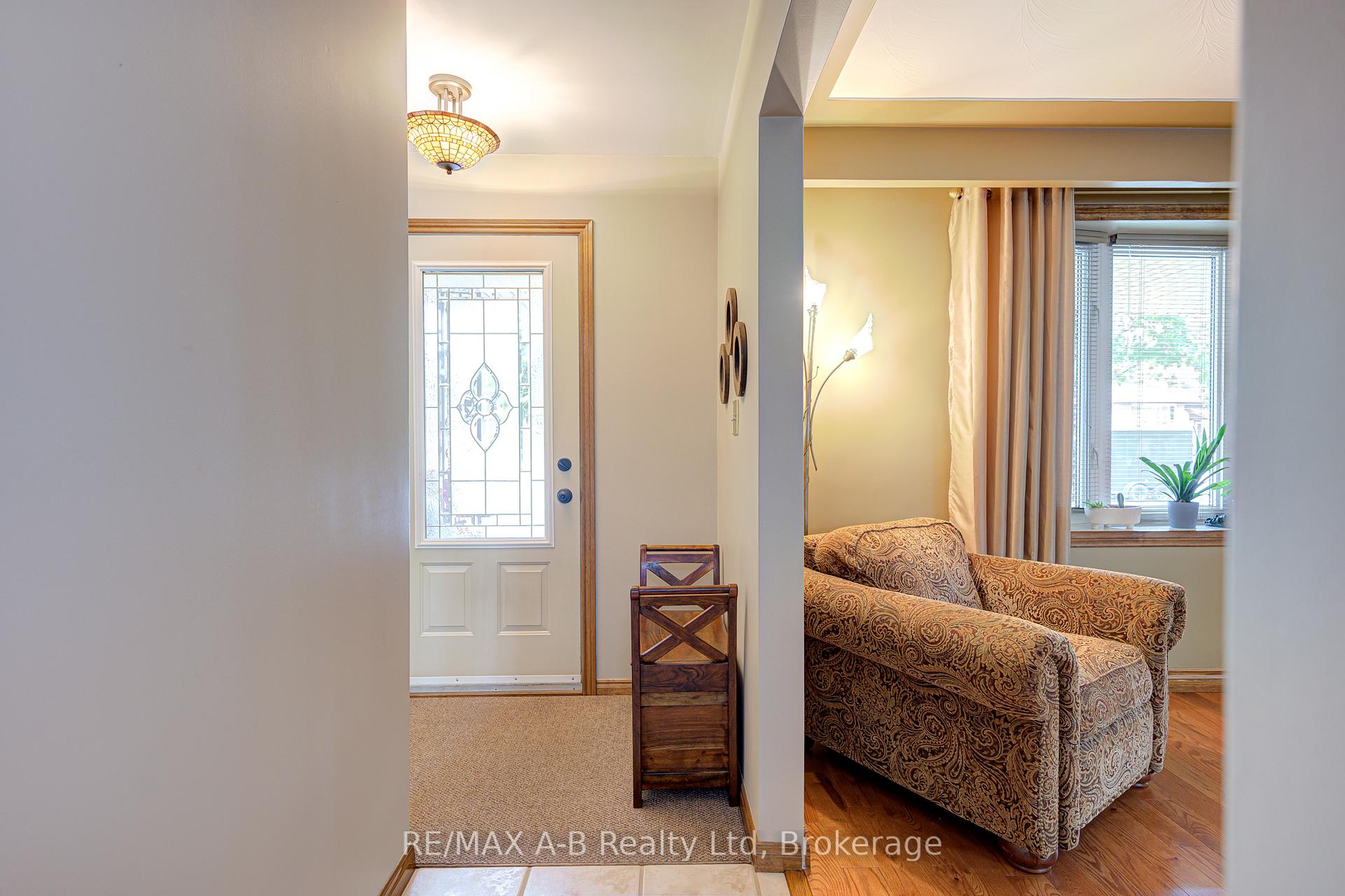 Photo 13 of 78 Coach Hill Drive, Kitchener — HOMEH
