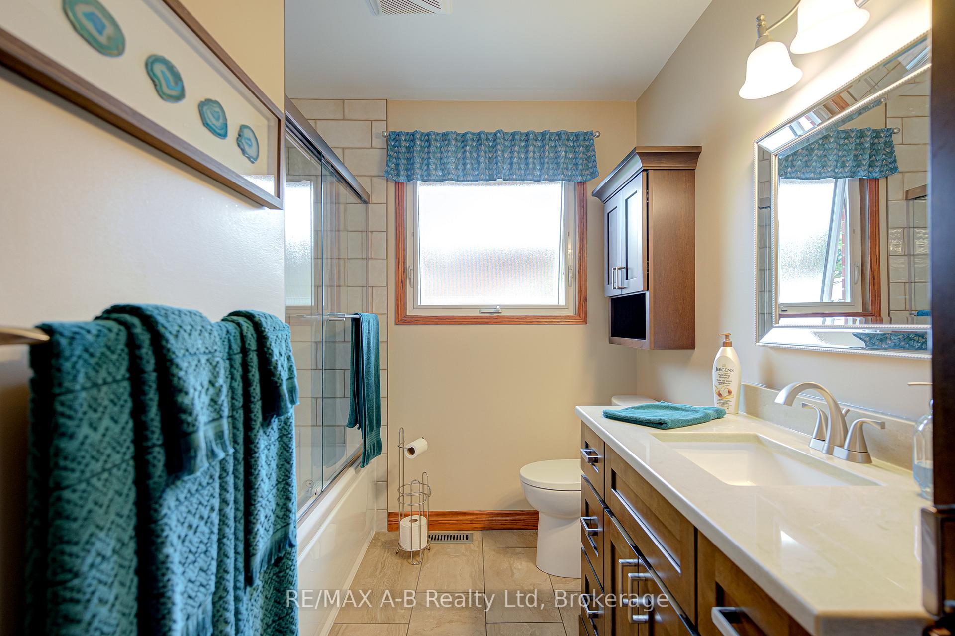 Photo 18 of 78 Coach Hill Drive, Kitchener — HOMEH