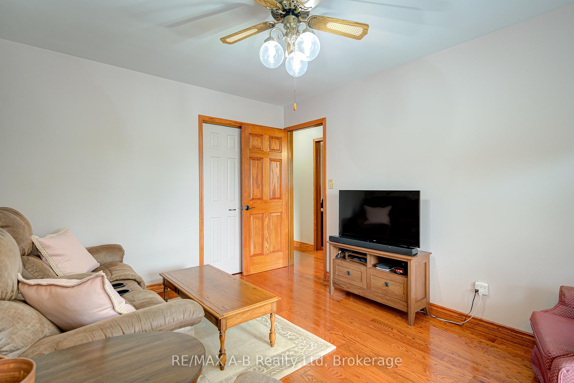 Photo 19 of 78 Coach Hill Drive, Kitchener — HOMEH