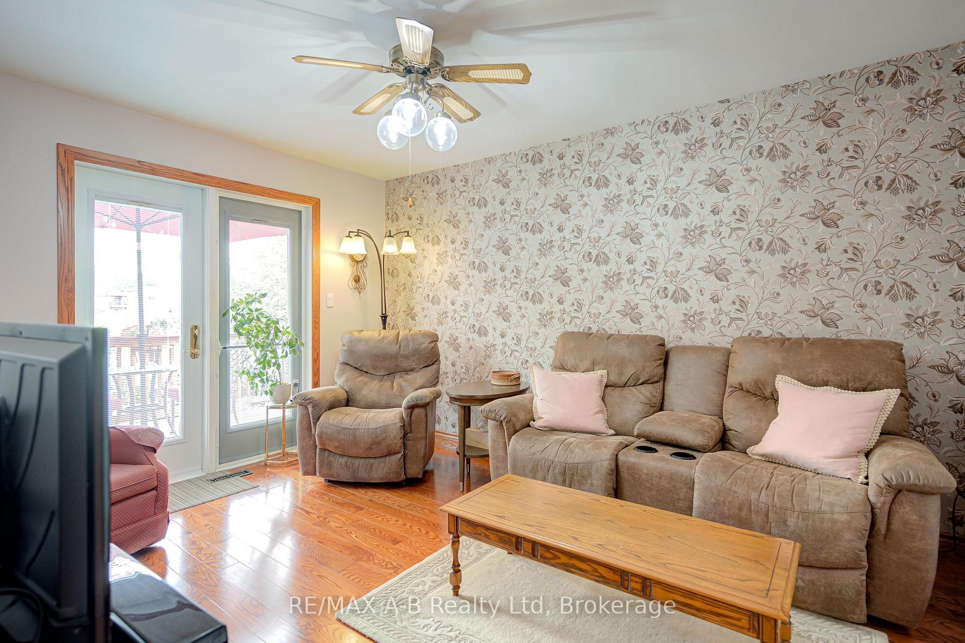 Photo 20 of 78 Coach Hill Drive, Kitchener — HOMEH