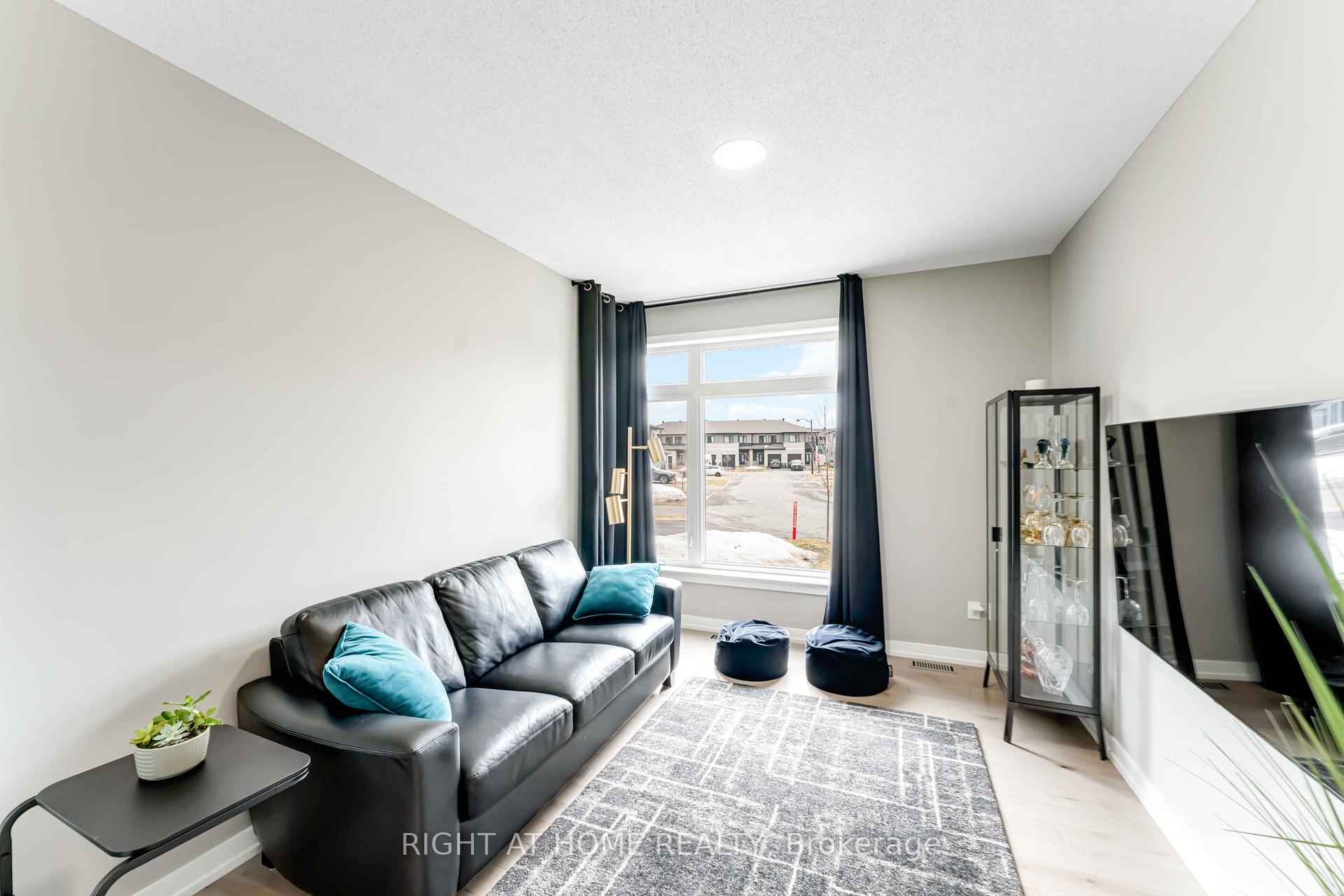 Photo 5 of 422 Gidran Circle, Ottawa, Kanata - Emerald Meadows/Trailwest — HOMEH
