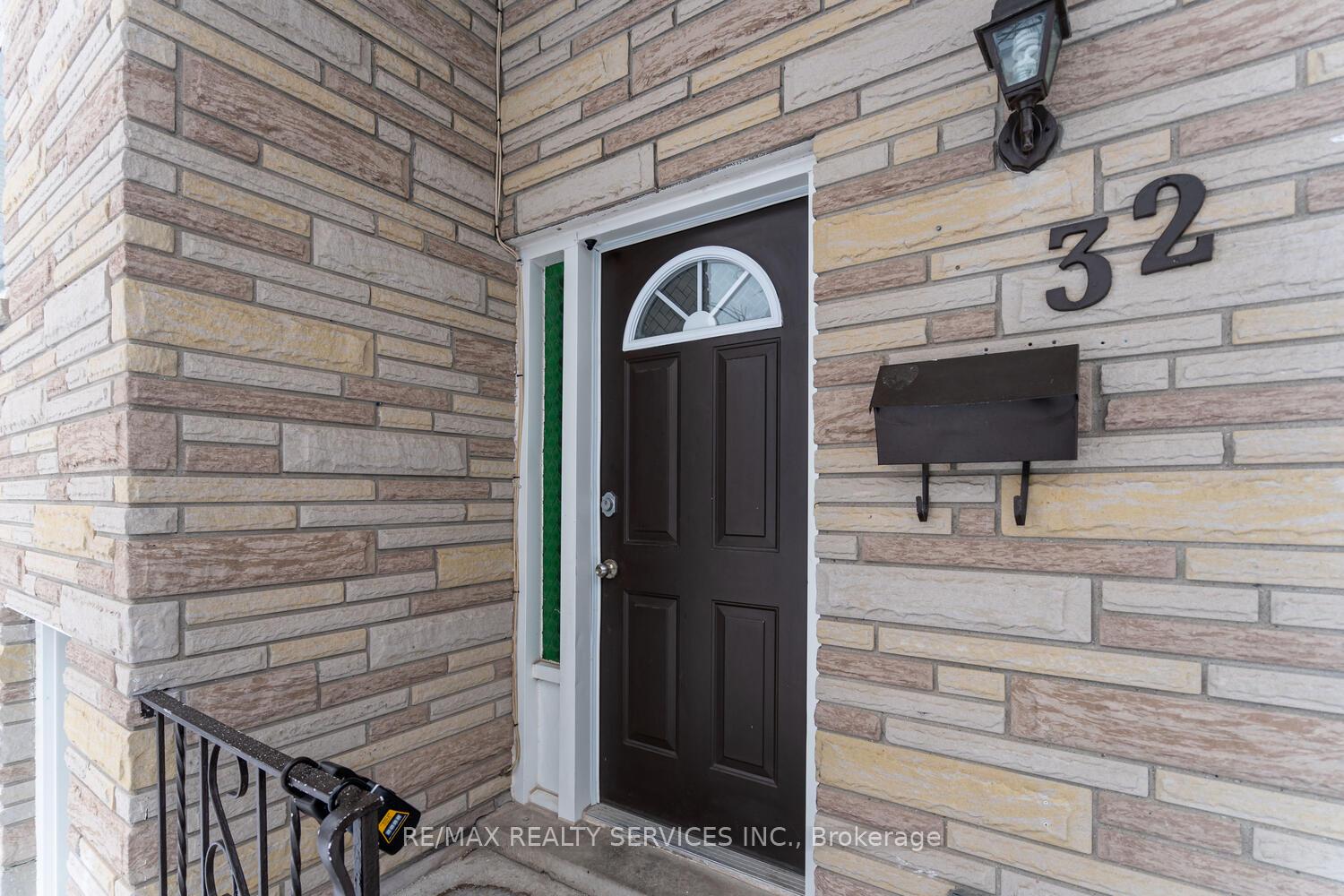 Photo 3 of 32 Obermeyer Drive, Kitchener — HOMEH