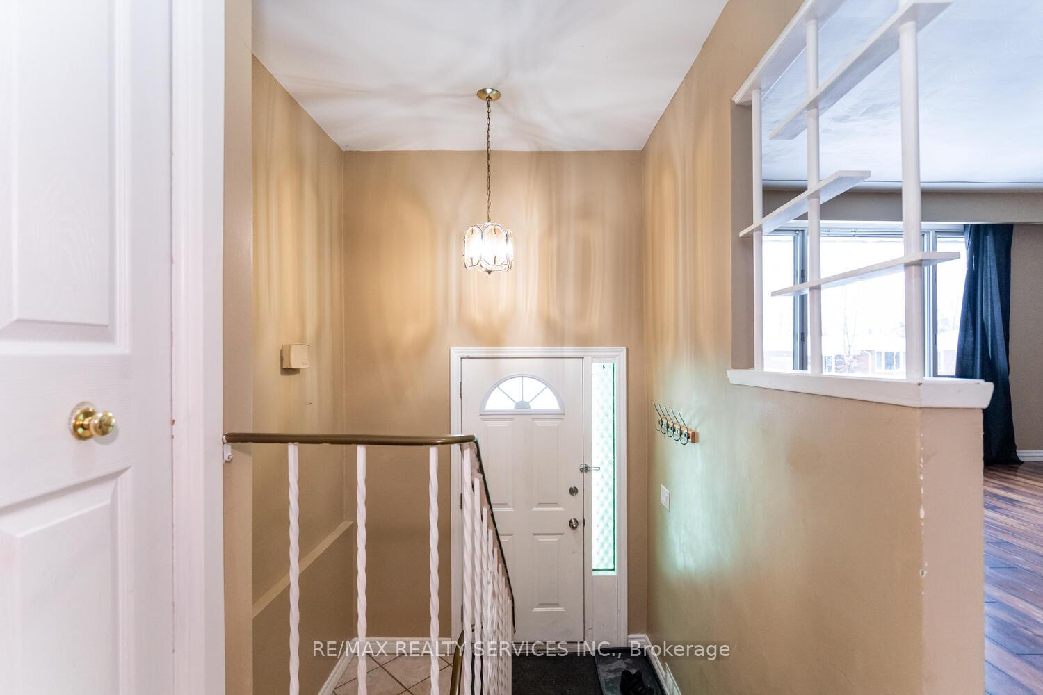 Photo 4 of 32 Obermeyer Drive, Kitchener — HOMEH