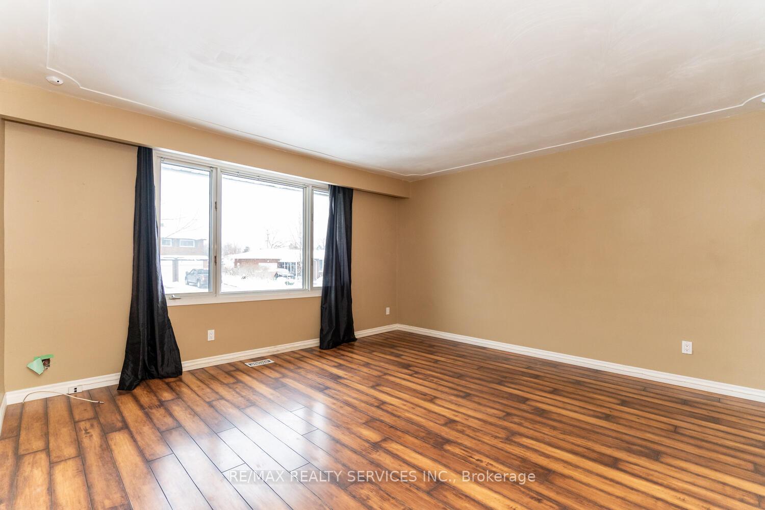 Photo 5 of 32 Obermeyer Drive, Kitchener — HOMEH