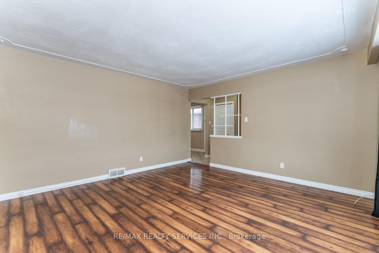 Photo 8 of 32 Obermeyer Drive, Kitchener — HOMEH