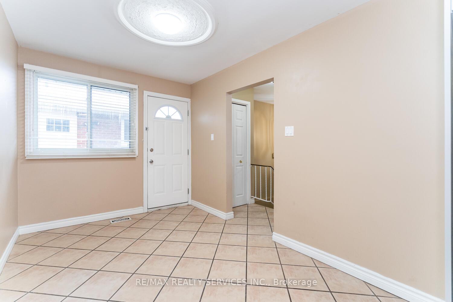 Photo 11 of 32 Obermeyer Drive, Kitchener — HOMEH
