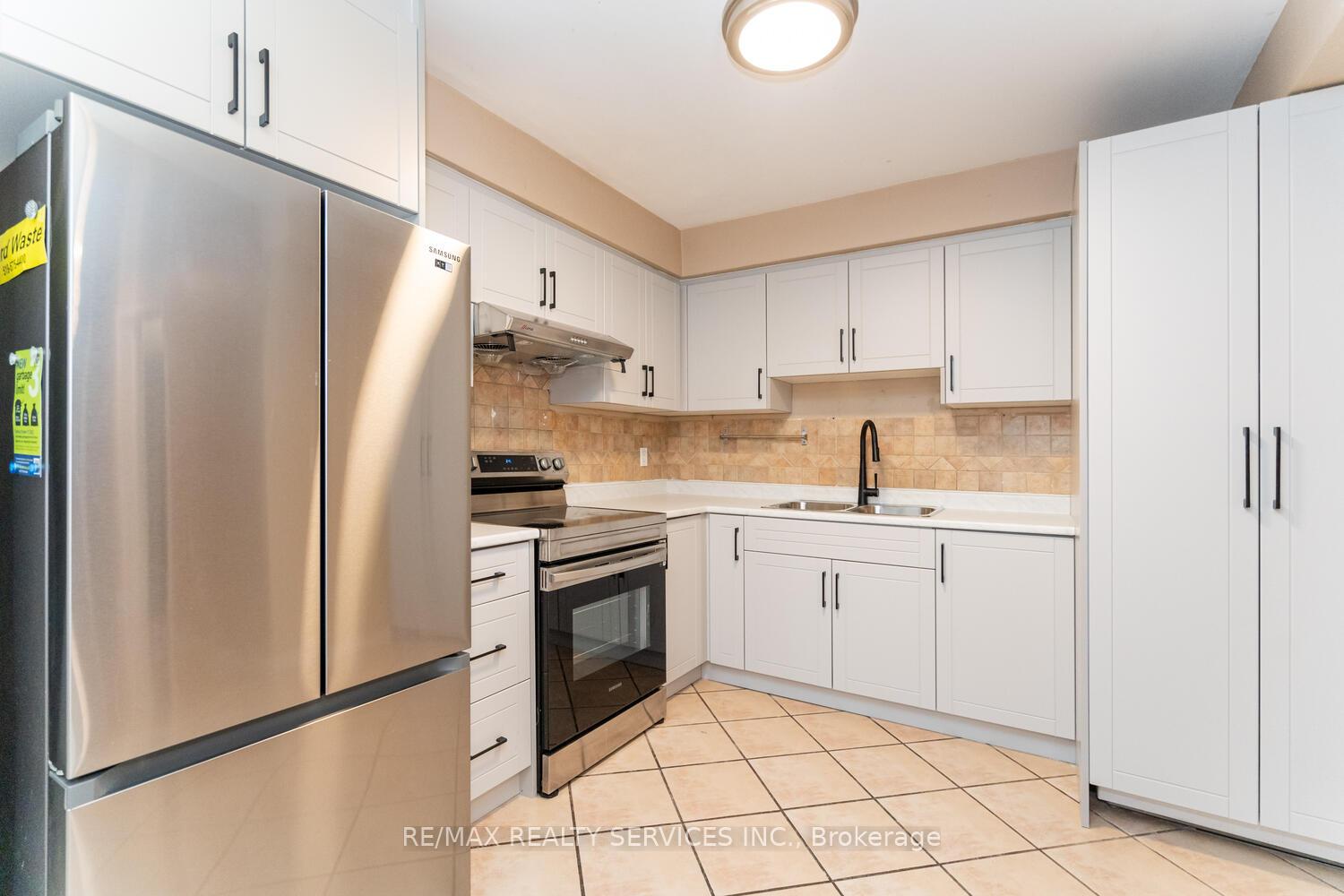 Photo 12 of 32 Obermeyer Drive, Kitchener — HOMEH