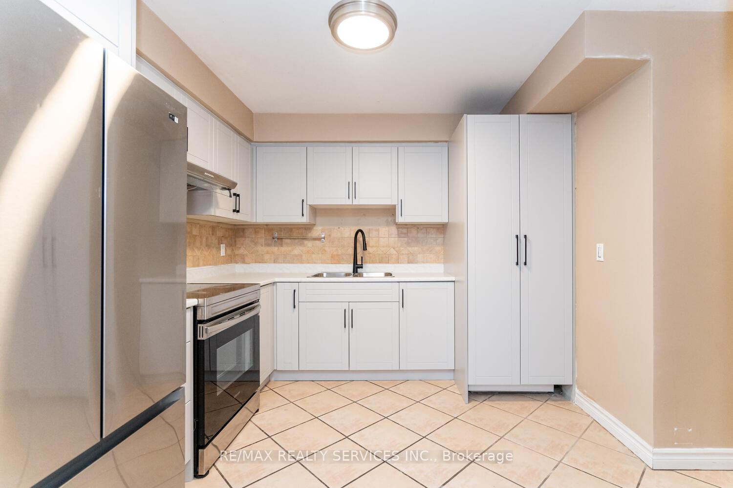 Photo 13 of 32 Obermeyer Drive, Kitchener — HOMEH