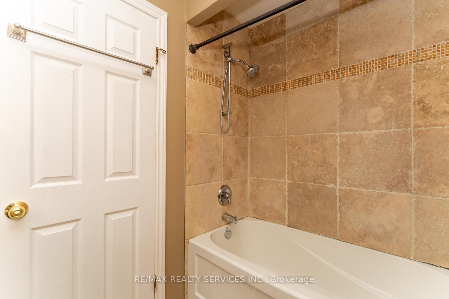 Photo 23 of 32 Obermeyer Drive, Kitchener — HOMEH