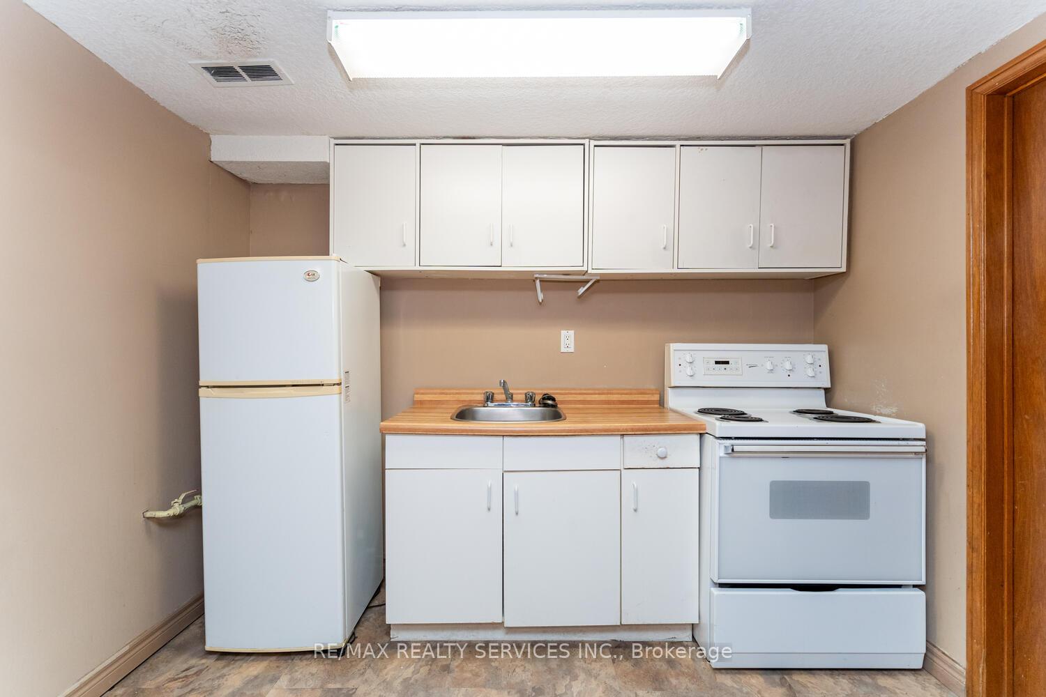 Photo 34 of 32 Obermeyer Drive, Kitchener — HOMEH