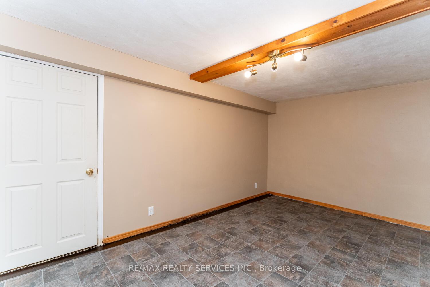 Photo 35 of 32 Obermeyer Drive, Kitchener — HOMEH