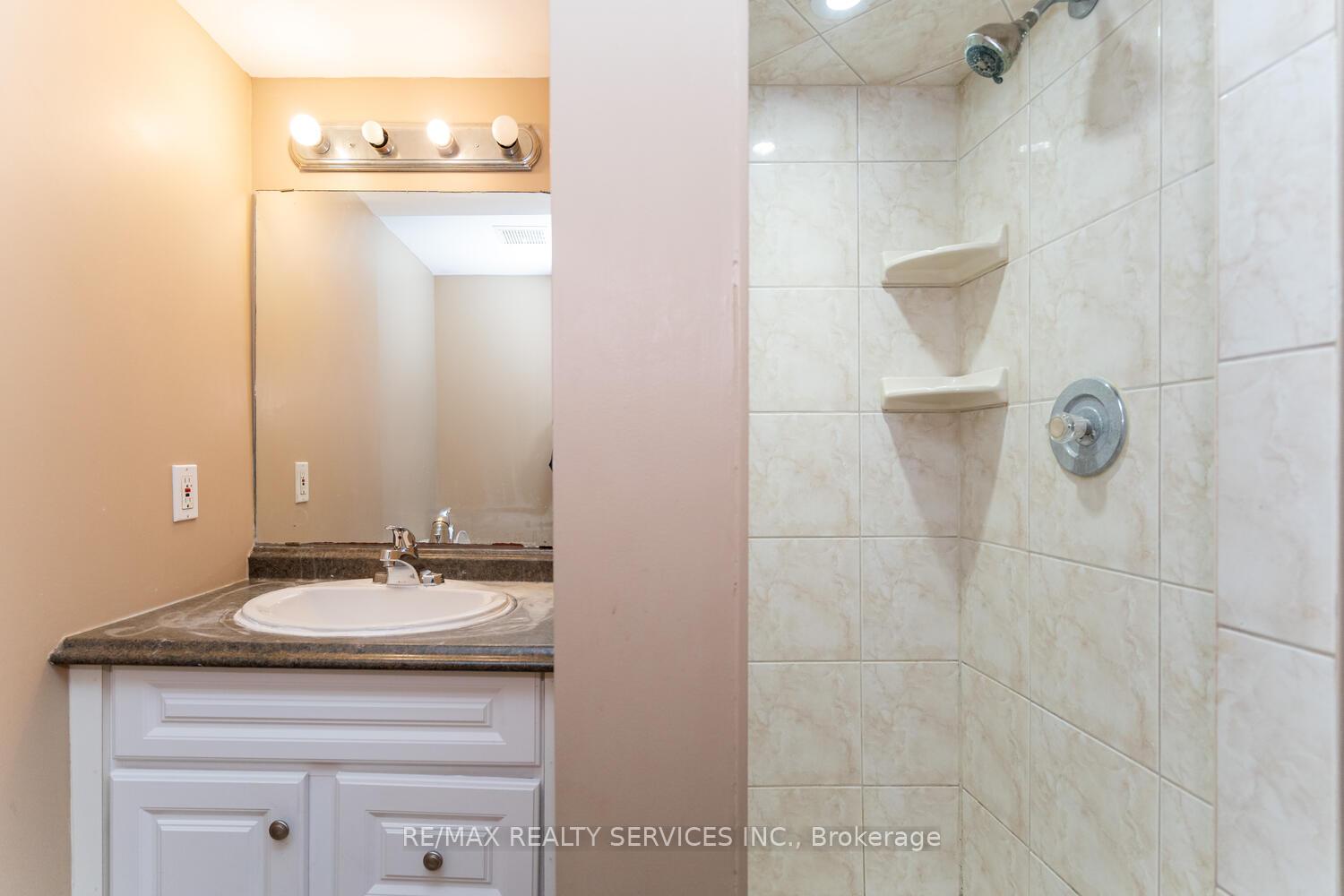 Photo 38 of 32 Obermeyer Drive, Kitchener — HOMEH