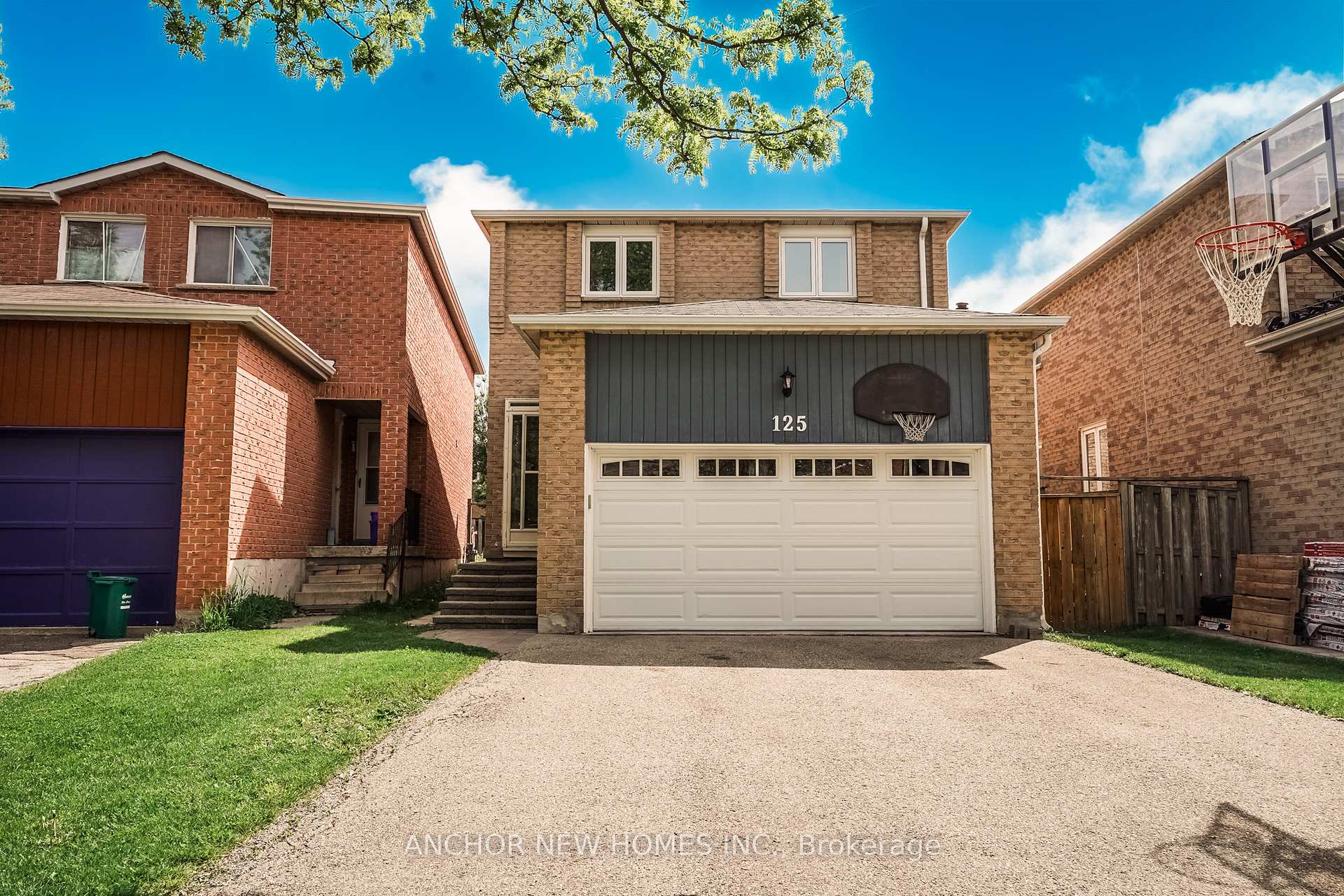 Front of 125 Laguna Crescent
