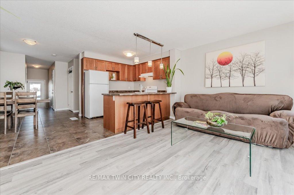 Photo 10 of 238 Countrystone Crescent, Kitchener — HOMEH