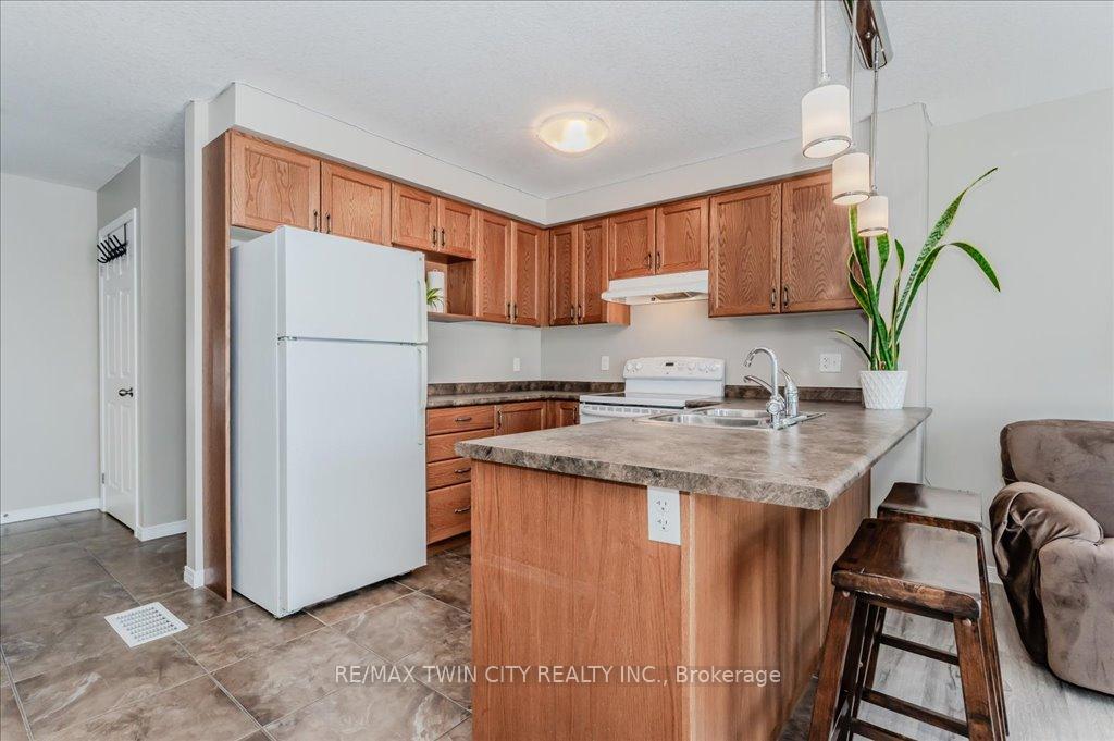 Photo 11 of 238 Countrystone Crescent, Kitchener — HOMEH