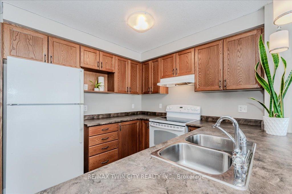 Photo 12 of 238 Countrystone Crescent, Kitchener — HOMEH