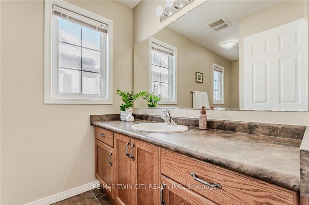 Photo 24 of 238 Countrystone Crescent, Kitchener — HOMEH