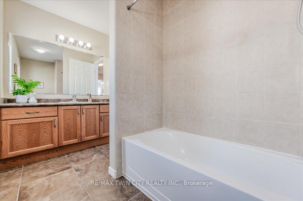 Photo 25 of 238 Countrystone Crescent, Kitchener — HOMEH