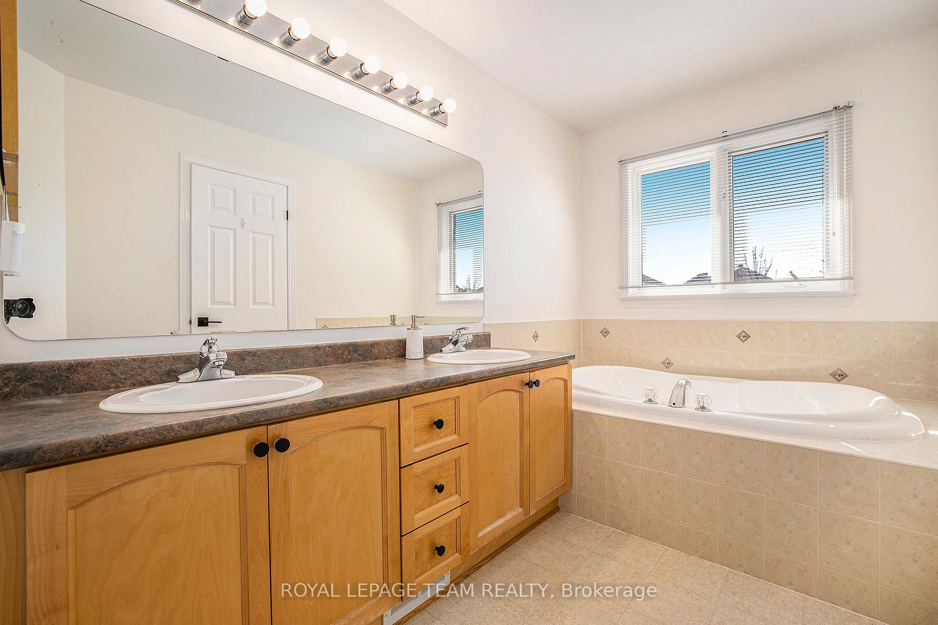 Photo 23 of 24 Rivergreen Crescent, Ottawa, Kanata - Bridlewood — HOMEH