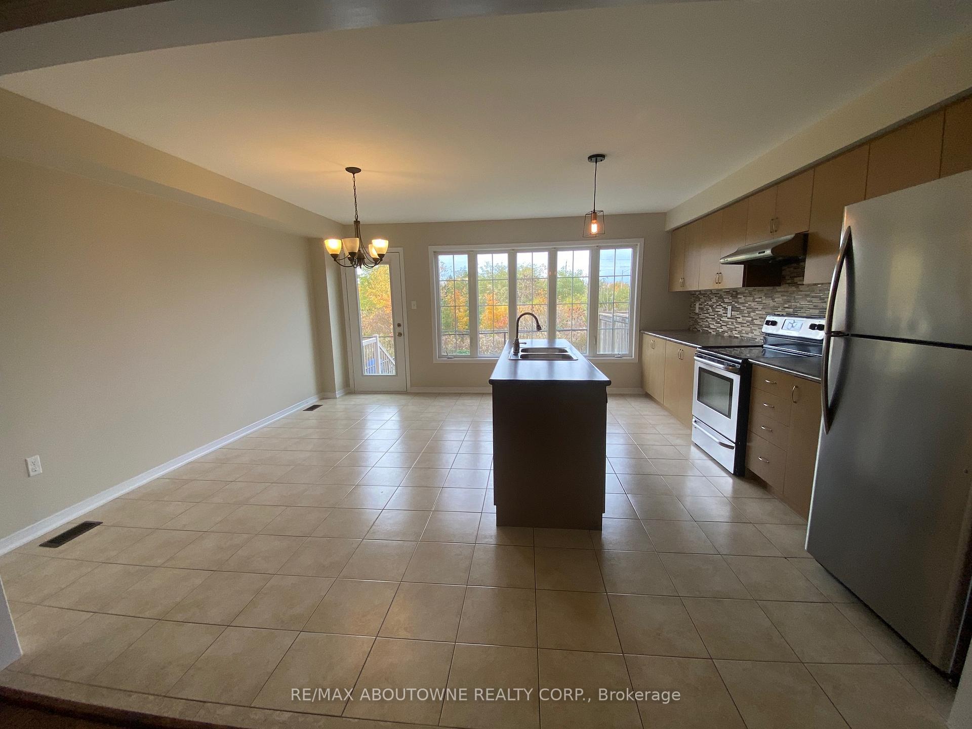 Photo 4 of 13 Mcphail Place, Hamilton, Waterdown — HOMEH
