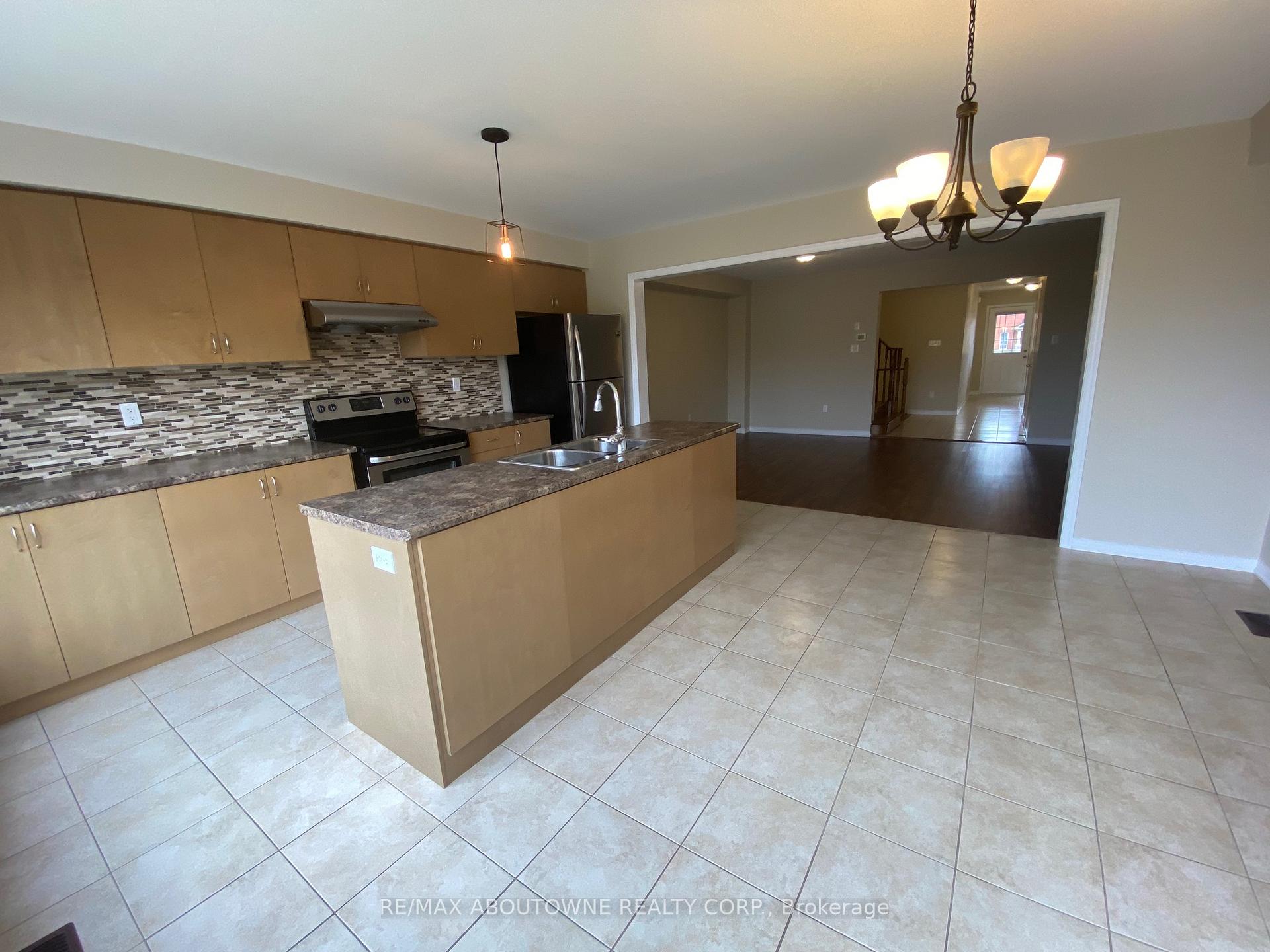 Photo 5 of 13 Mcphail Place, Hamilton, Waterdown — HOMEH