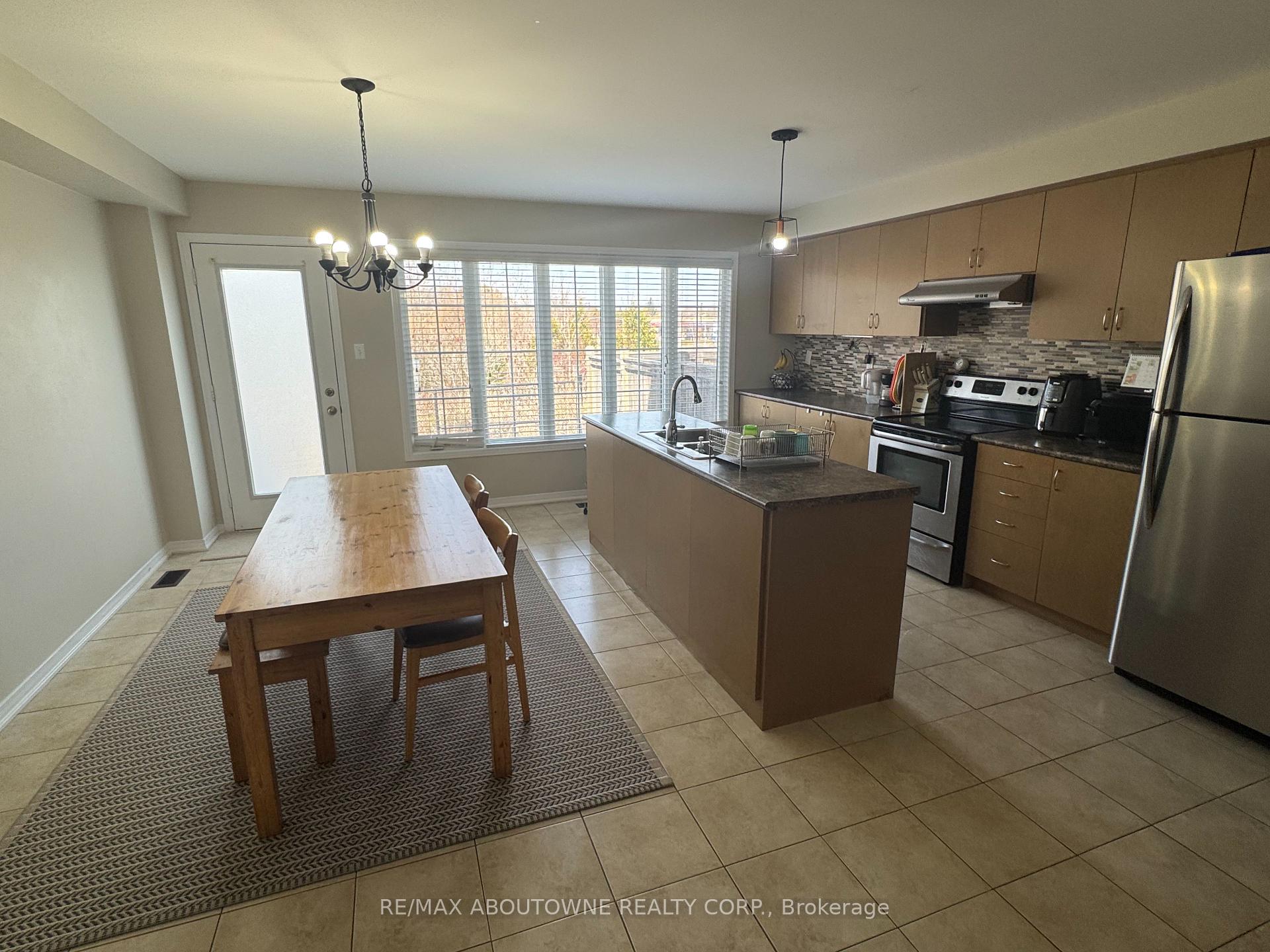Photo 8 of 13 Mcphail Place, Hamilton, Waterdown — HOMEH