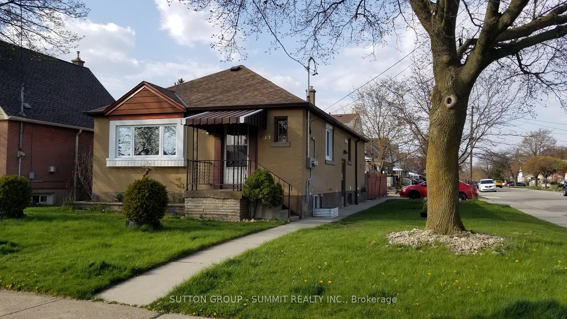 Front of Unit Lower, 839 Brucedale Avenue E