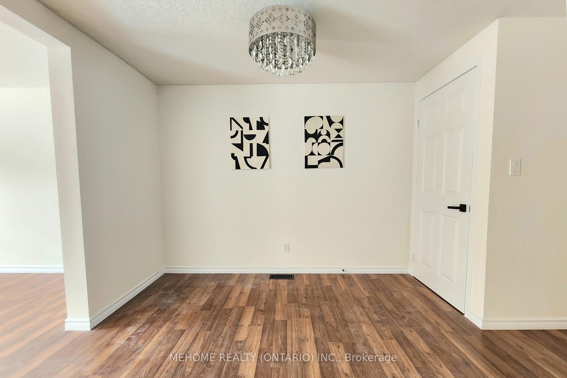 Photo 3 of 39 Bridlewreath Street, Kitchener, Larentian West — HOMEH