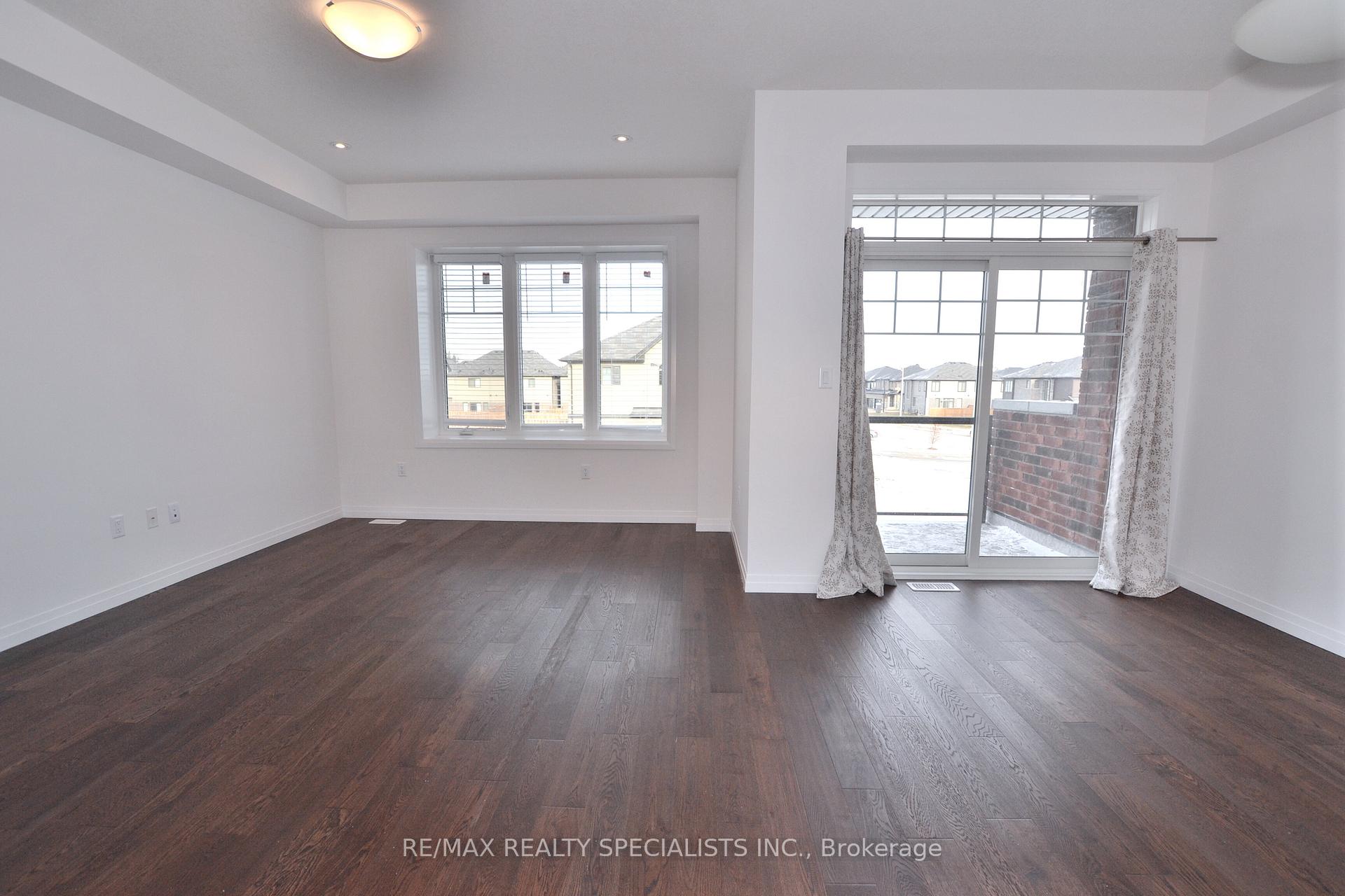 Photo 4 of 7 Dodman Crescent, Hamilton, Ancaster — HOMEH