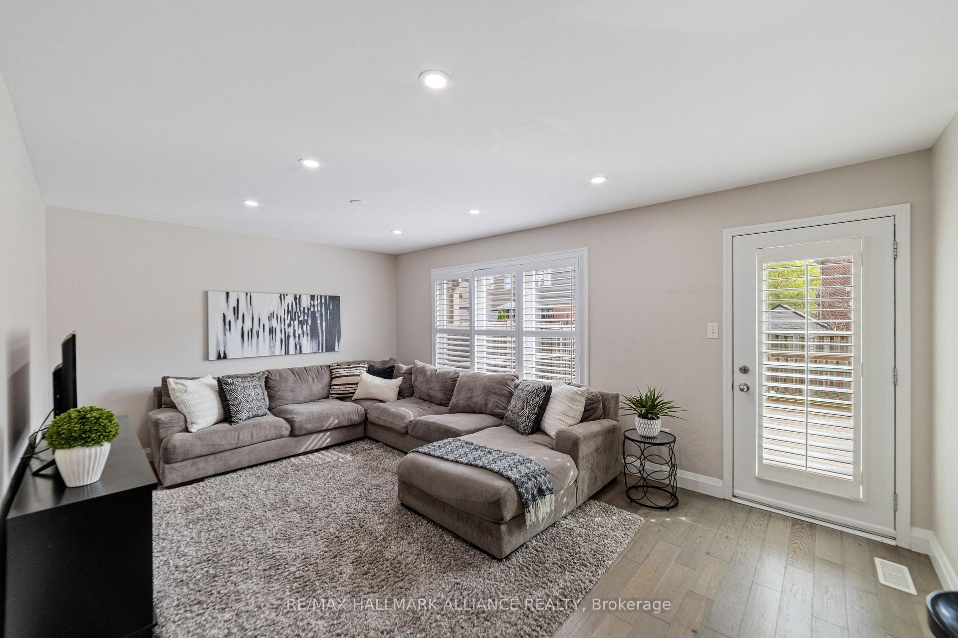 Photo 12 of 402 Schreyer Crescent, Milton, Harrison — HOMEH