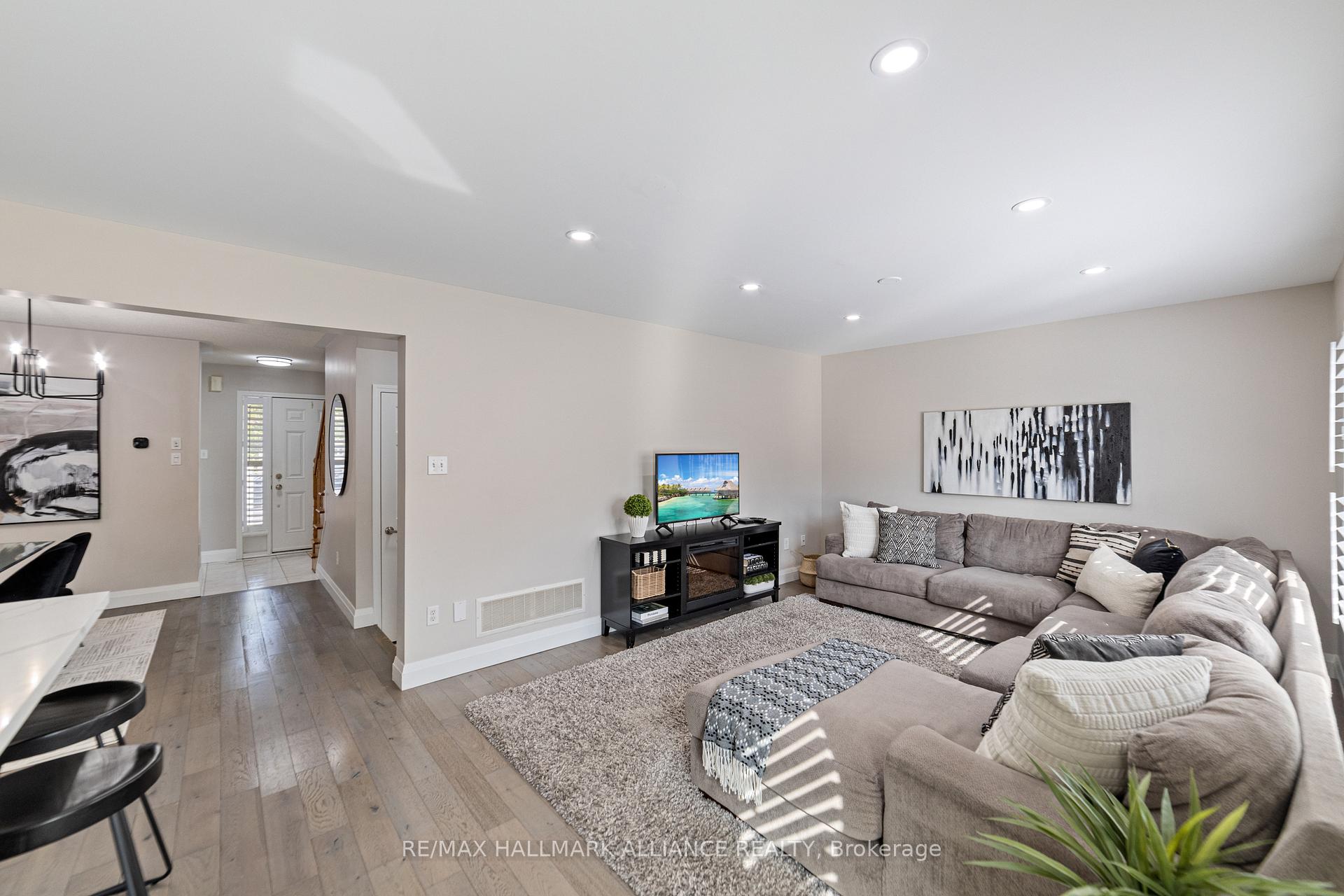 Photo 13 of 402 Schreyer Crescent, Milton, Harrison — HOMEH