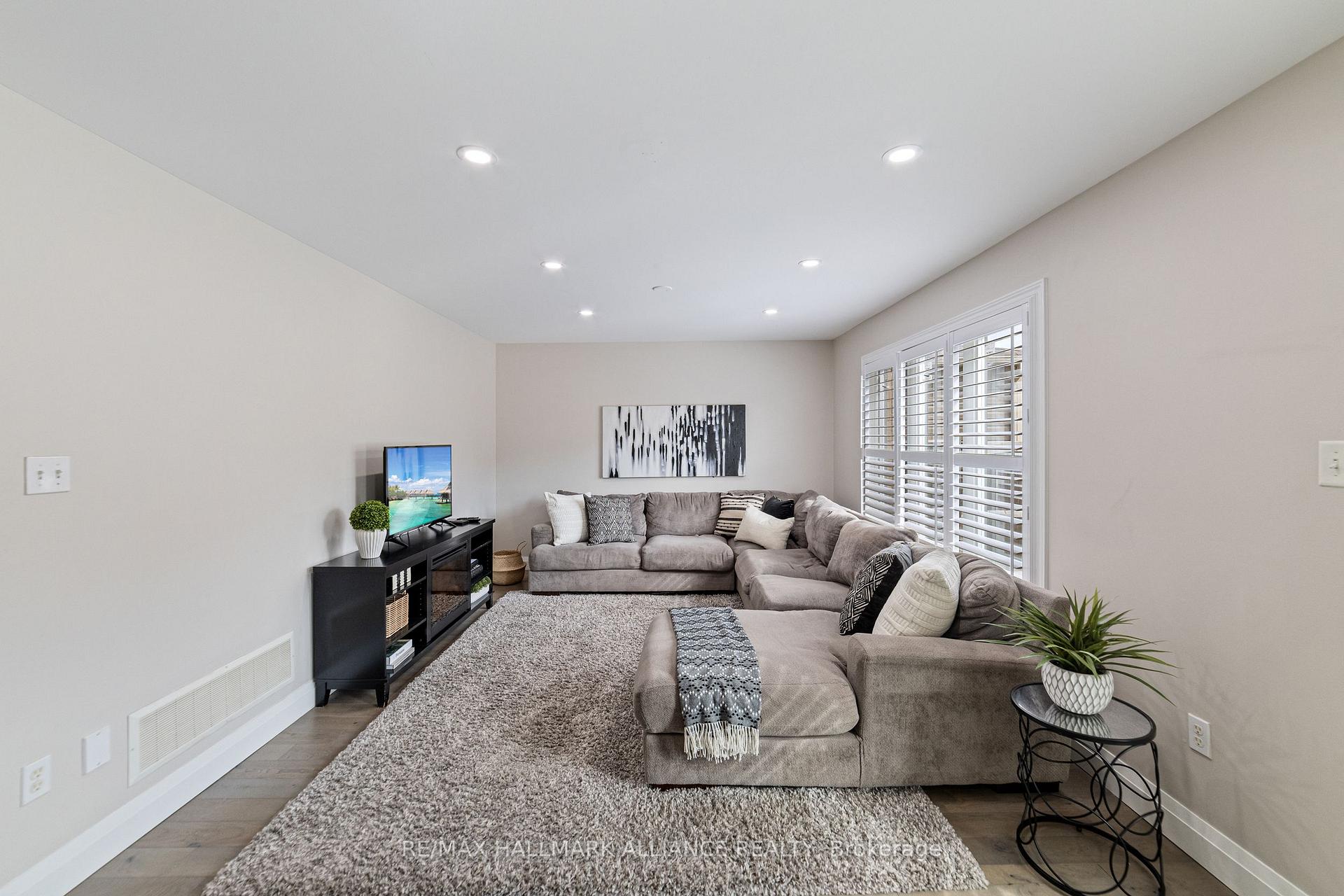 Photo 14 of 402 Schreyer Crescent, Milton, Harrison — HOMEH