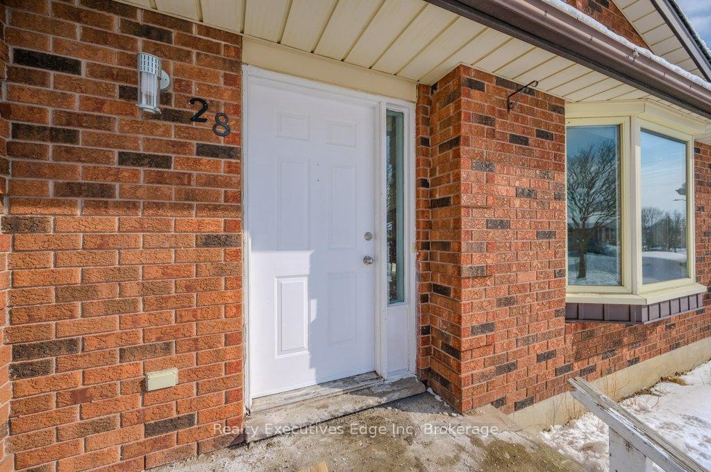 Photo 3 of 28 Summerhill Crescent, Kitchener — HOMEH