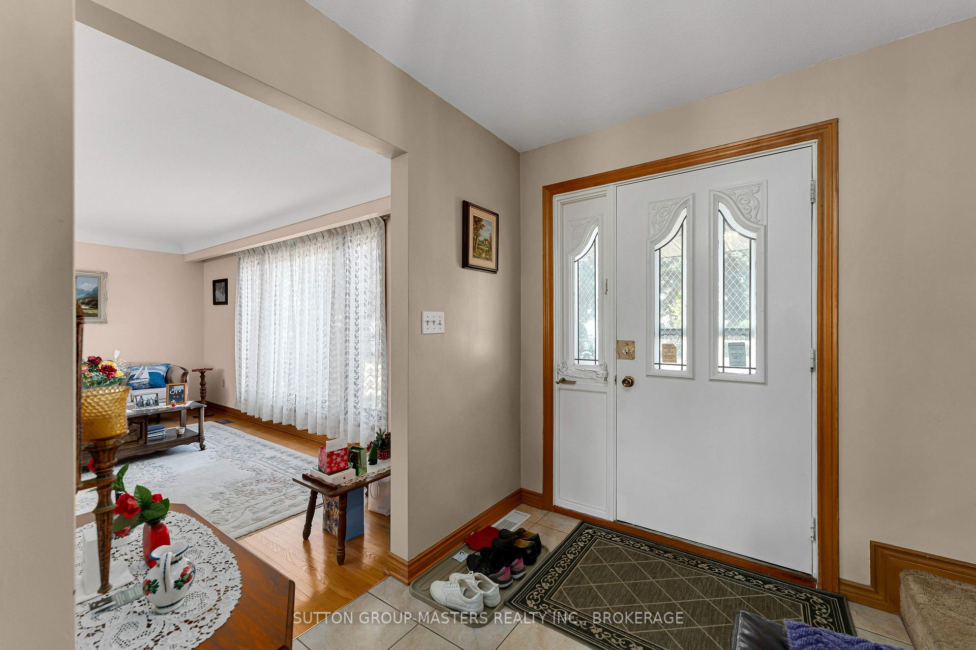 Photo 2 of 204 Inverness Crescent, Kingston, West of Sir John A. Blvd — HOMEH