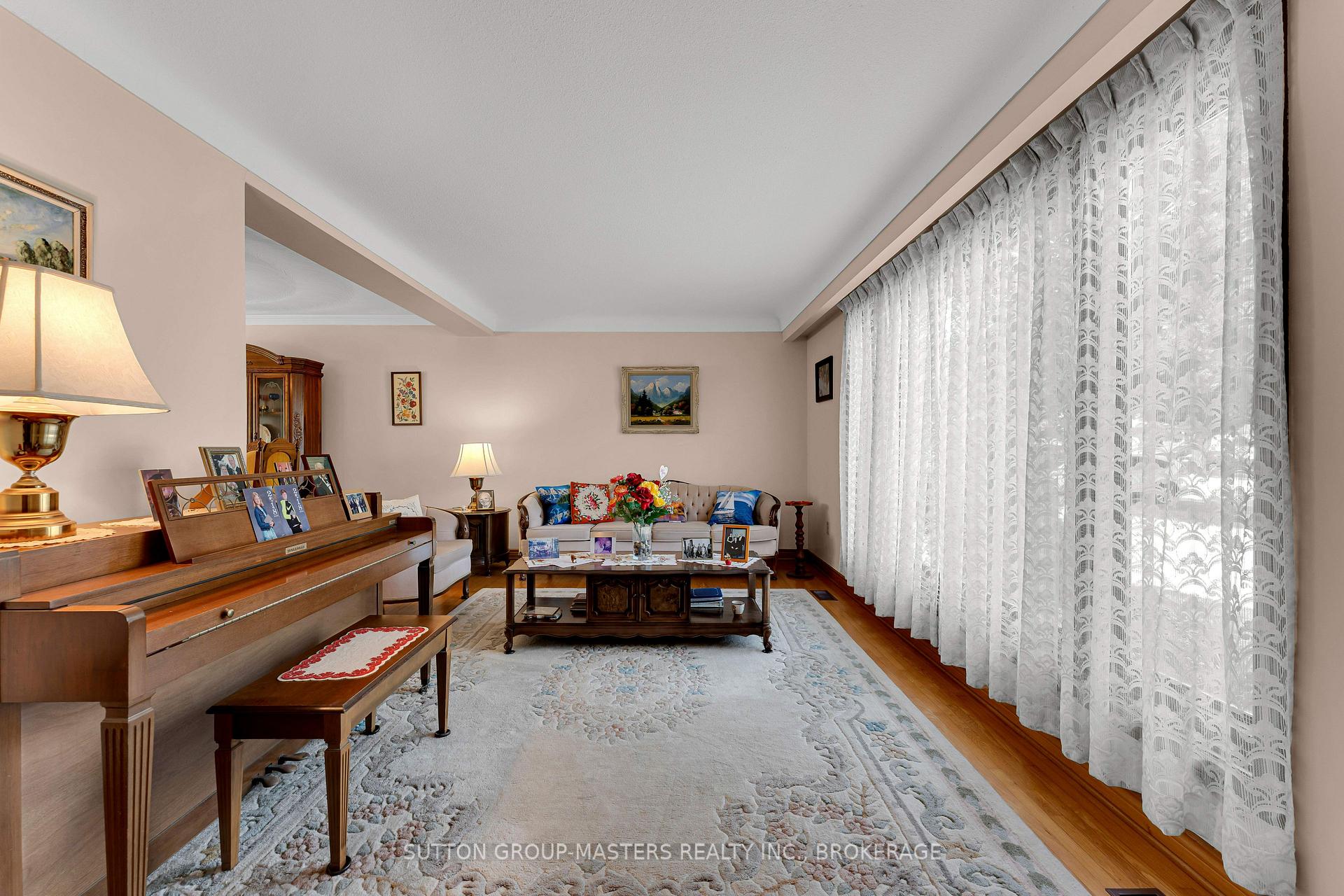 Photo 4 of 204 Inverness Crescent, Kingston, West of Sir John A. Blvd — HOMEH