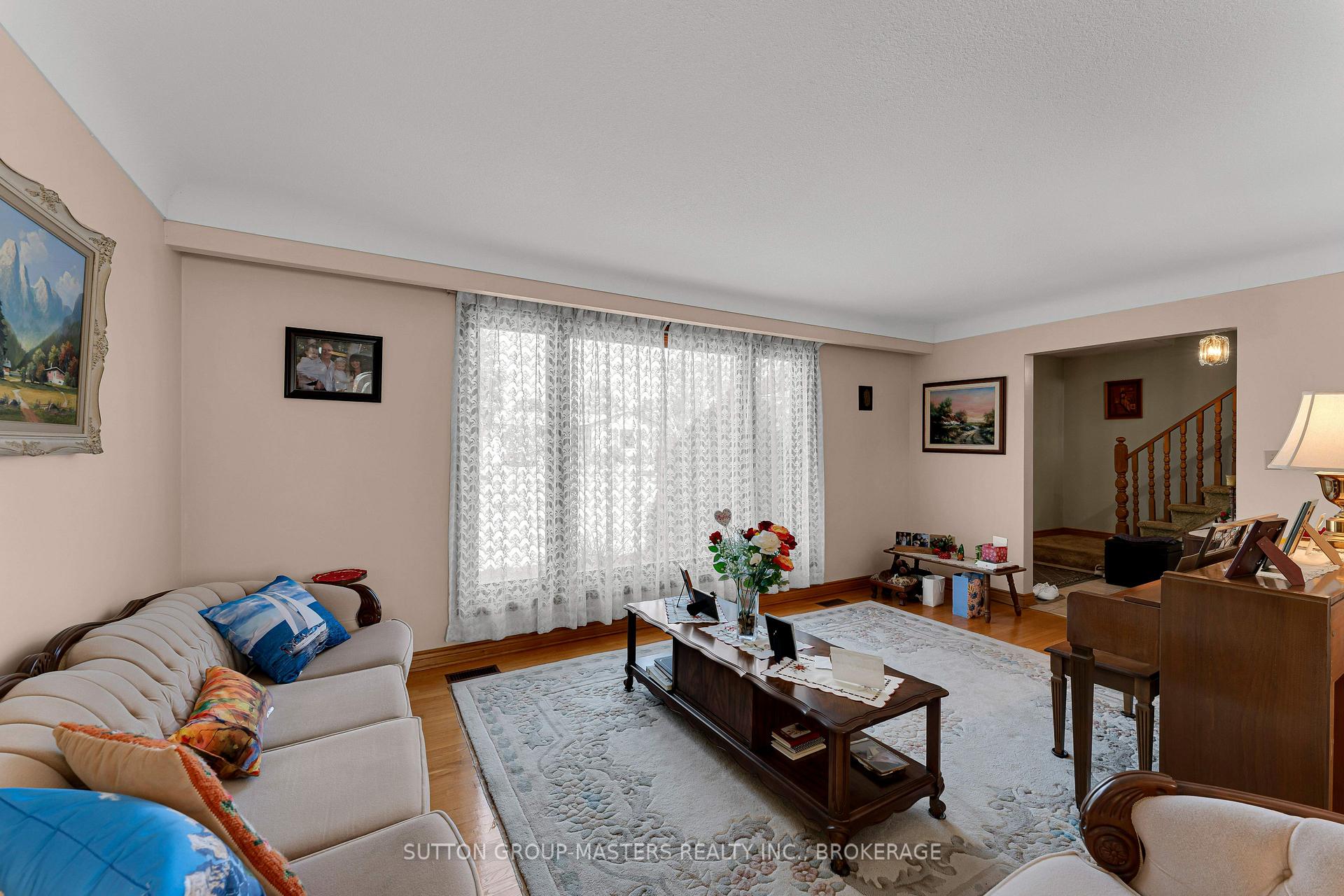 Photo 8 of 204 Inverness Crescent, Kingston, West of Sir John A. Blvd — HOMEH