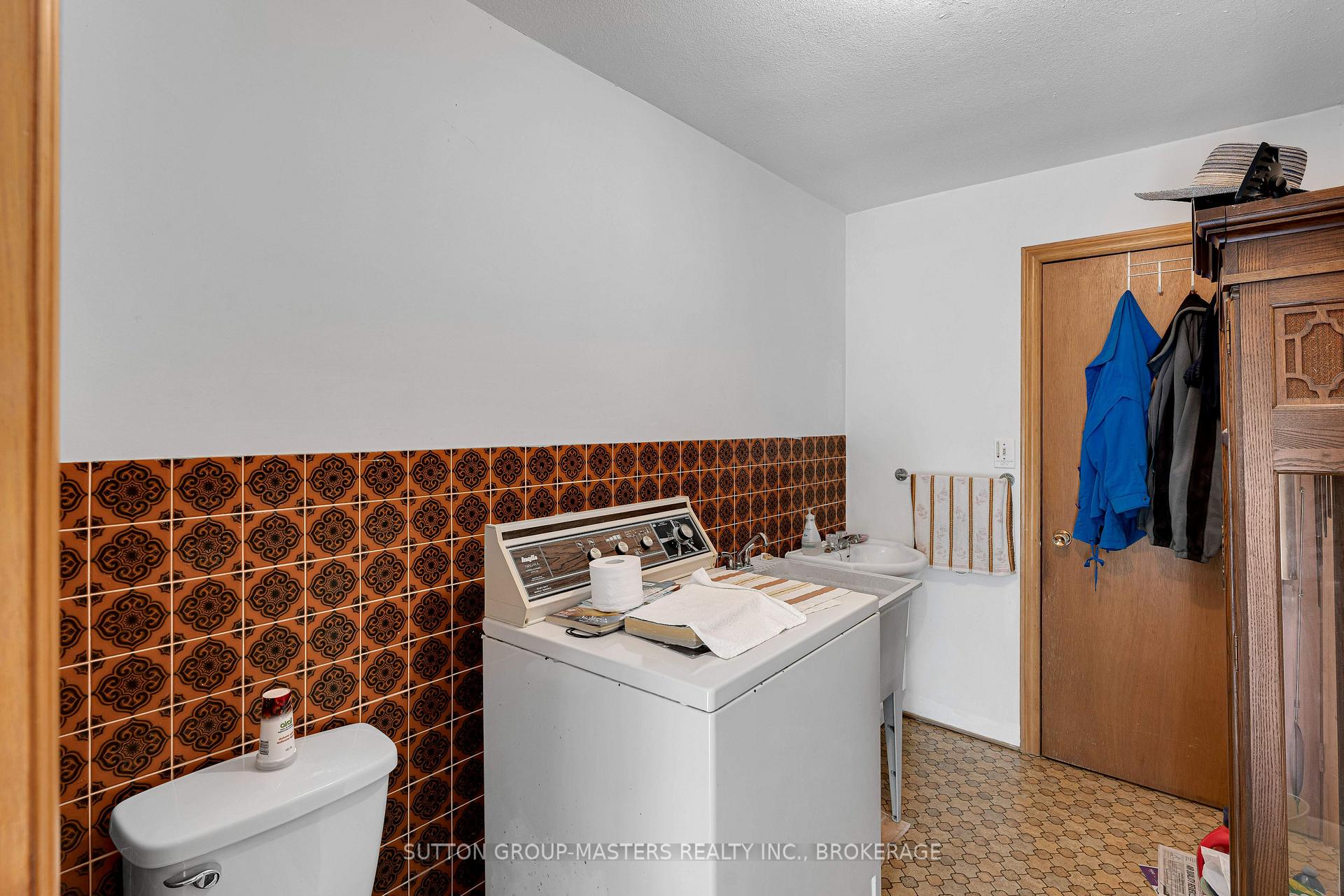 Photo 17 of 204 Inverness Crescent, Kingston, West of Sir John A. Blvd — HOMEH