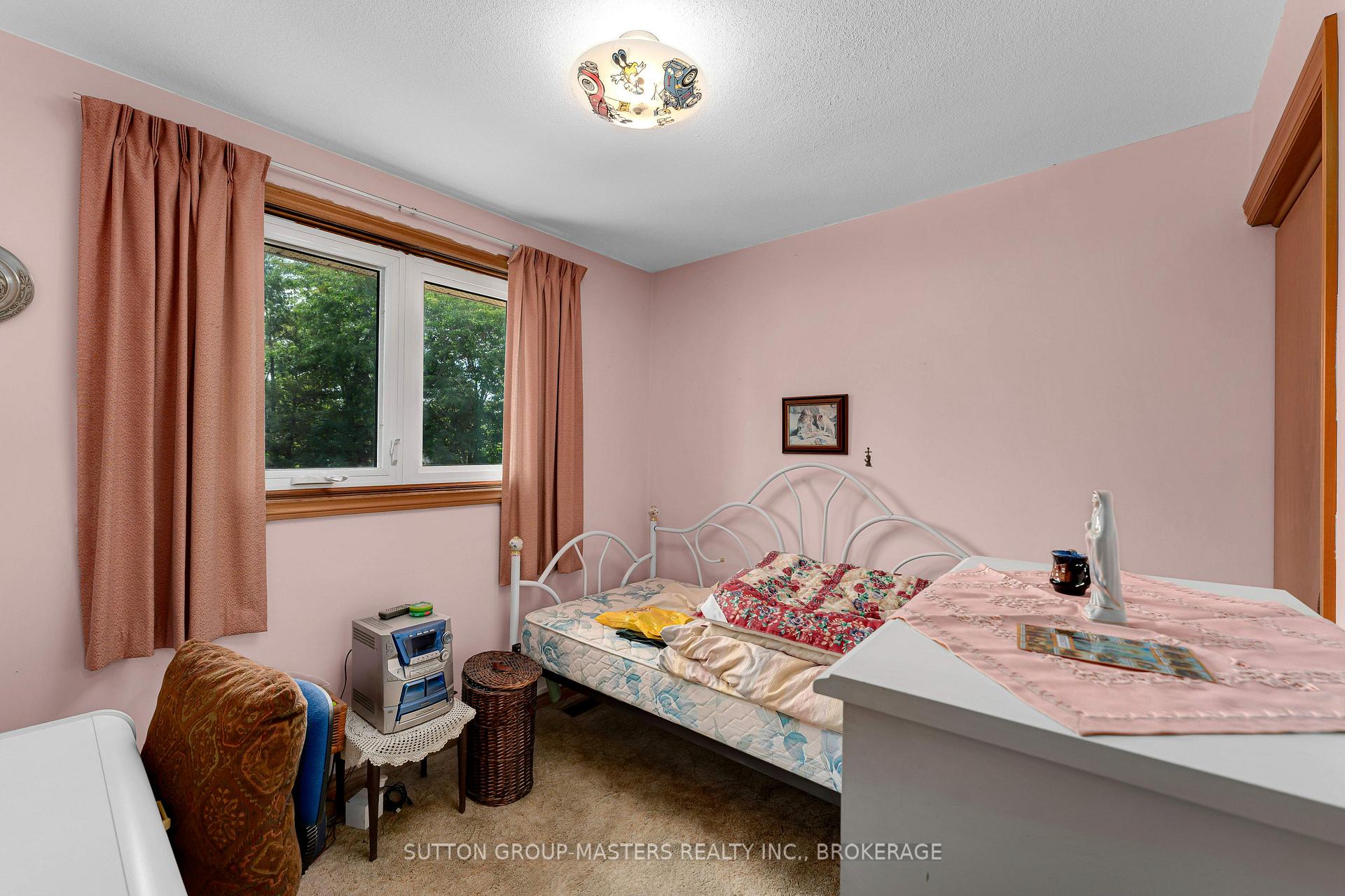 Photo 18 of 204 Inverness Crescent, Kingston, West of Sir John A. Blvd — HOMEH