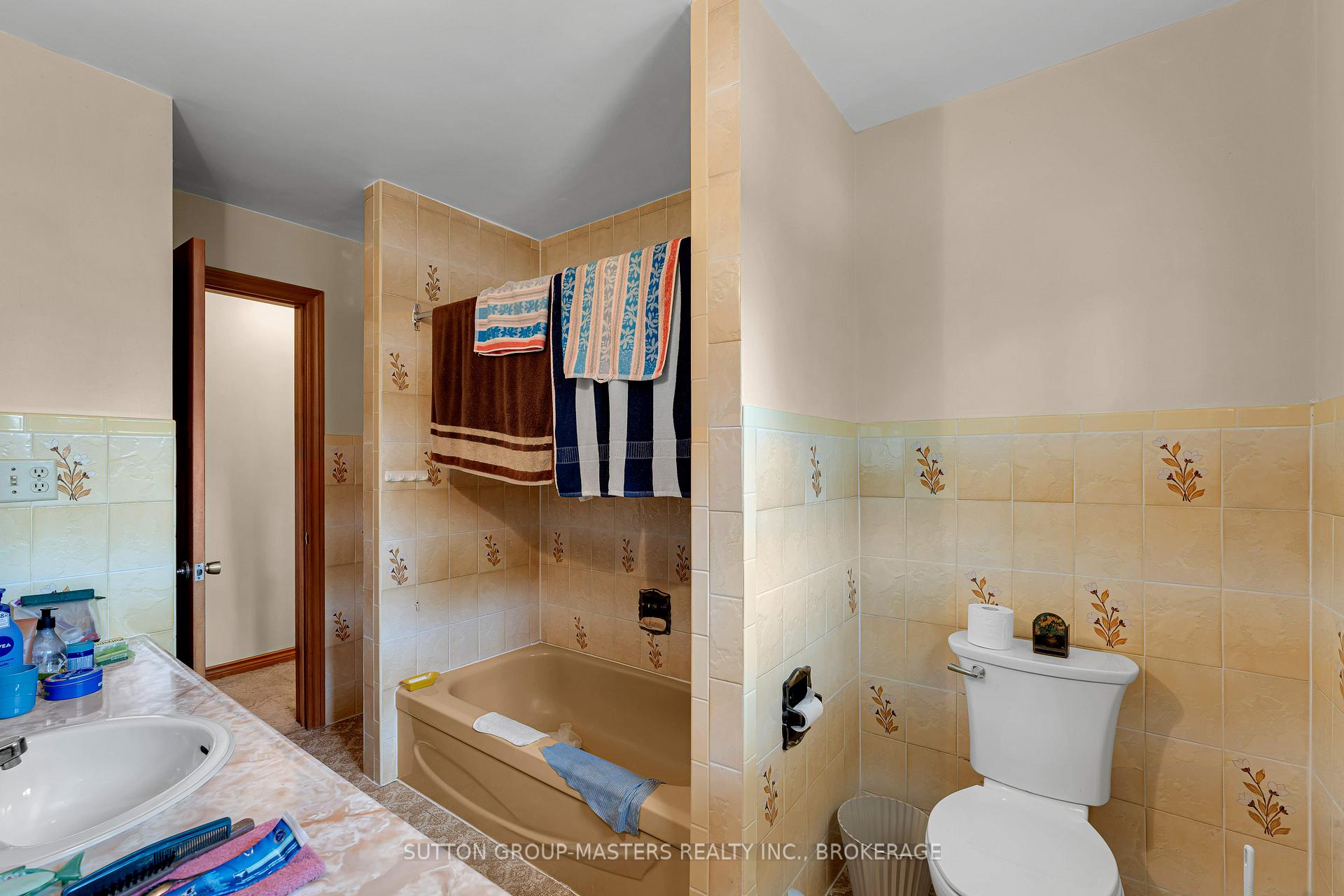 Photo 24 of 204 Inverness Crescent, Kingston, West of Sir John A. Blvd — HOMEH