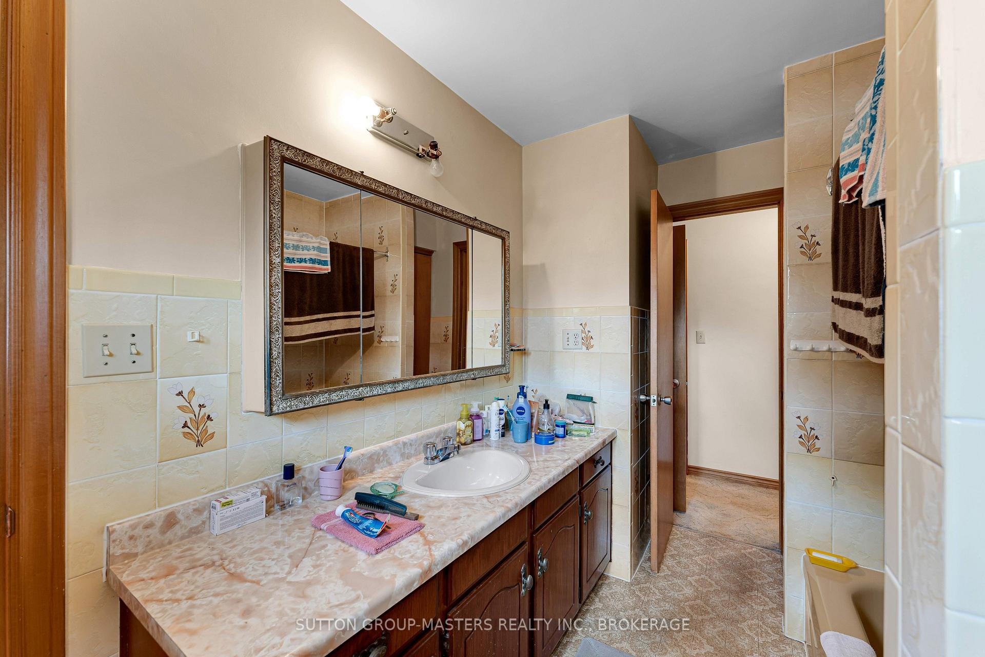 Photo 25 of 204 Inverness Crescent, Kingston, West of Sir John A. Blvd — HOMEH