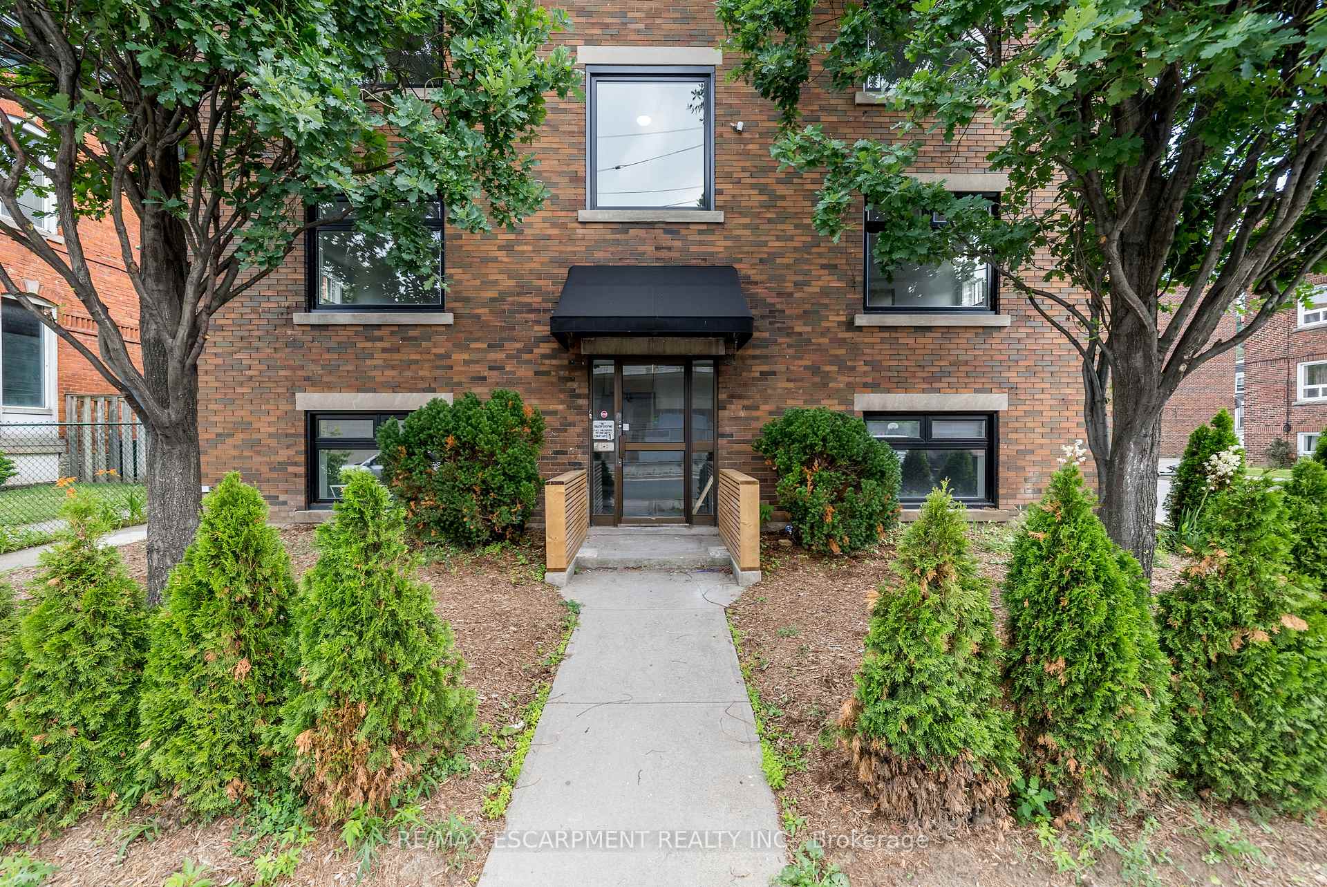 Photo 2 of Unit 2, 127 Victoria Avenue S, Hamilton, Stinson — HOMEH