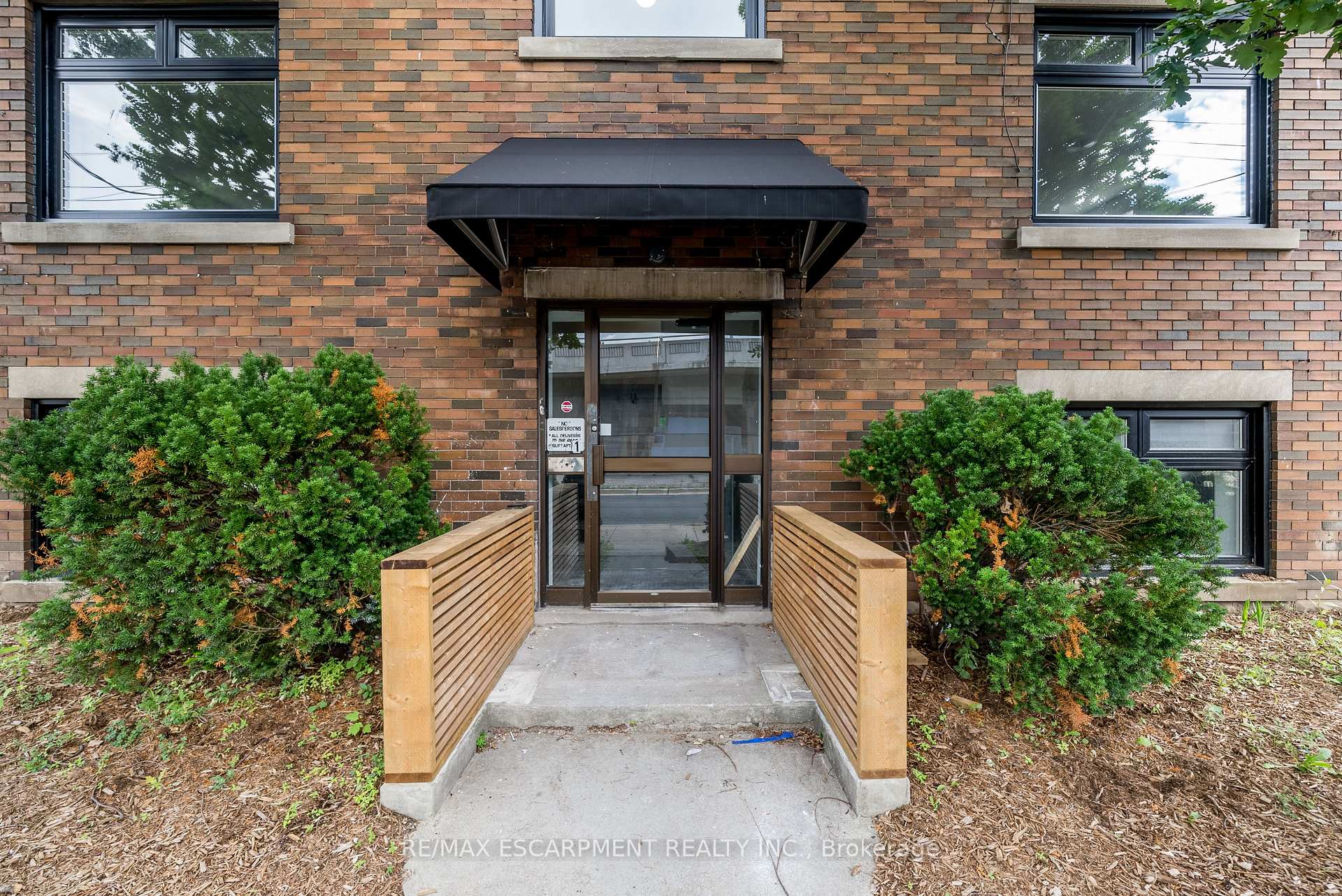 Photo 3 of Unit 2, 127 Victoria Avenue S, Hamilton, Stinson — HOMEH