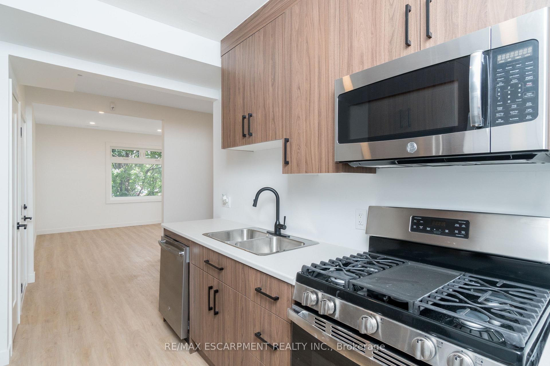 Photo 10 of Unit 2, 127 Victoria Avenue S, Hamilton, Stinson — HOMEH